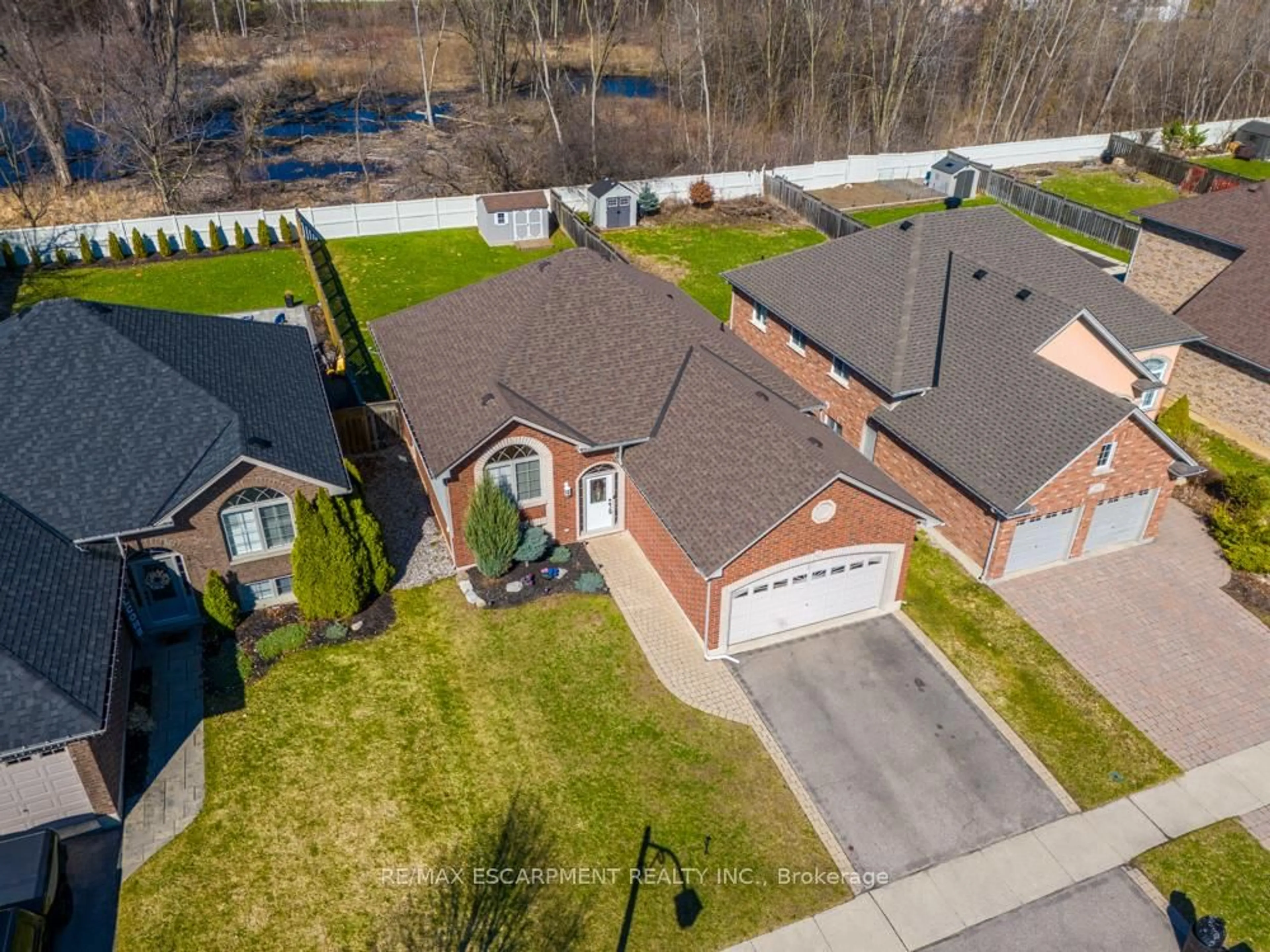 A pic from outside/outdoor area/front of a property/back of a property/a pic from drone, street for 62 Mission Rd, Brantford Ontario N3S 0A3