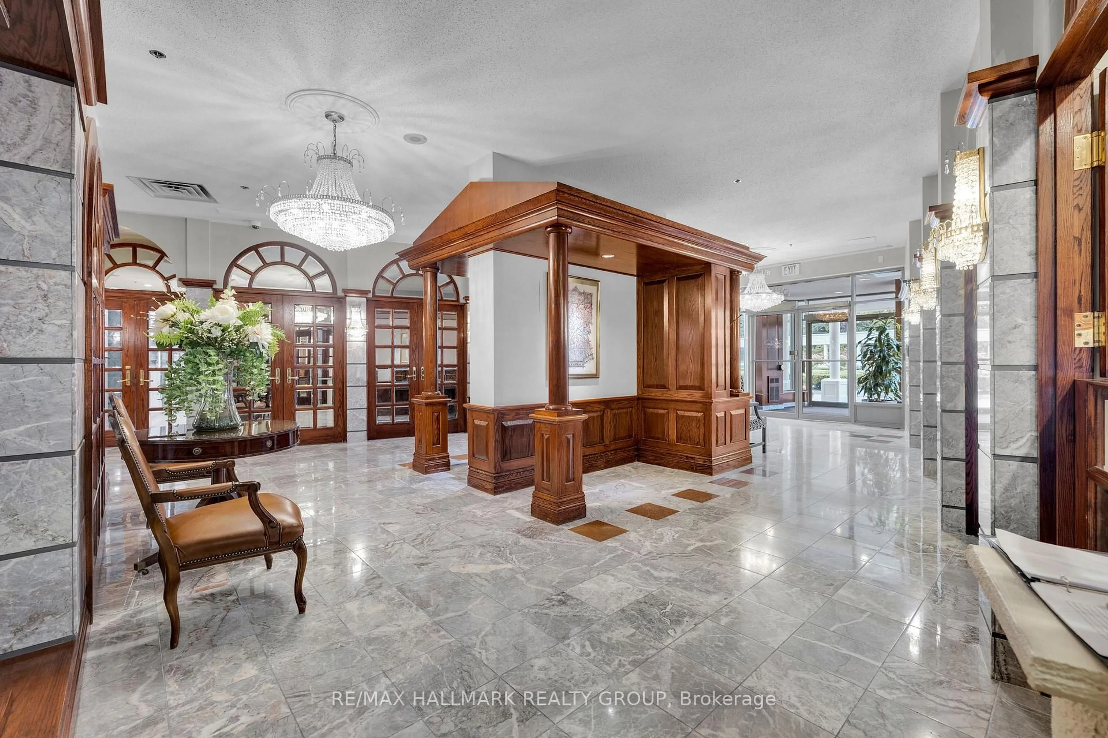 Indoor foyer for 1480 Riverside Dr #2204, Ottawa Ontario K1G 5H2