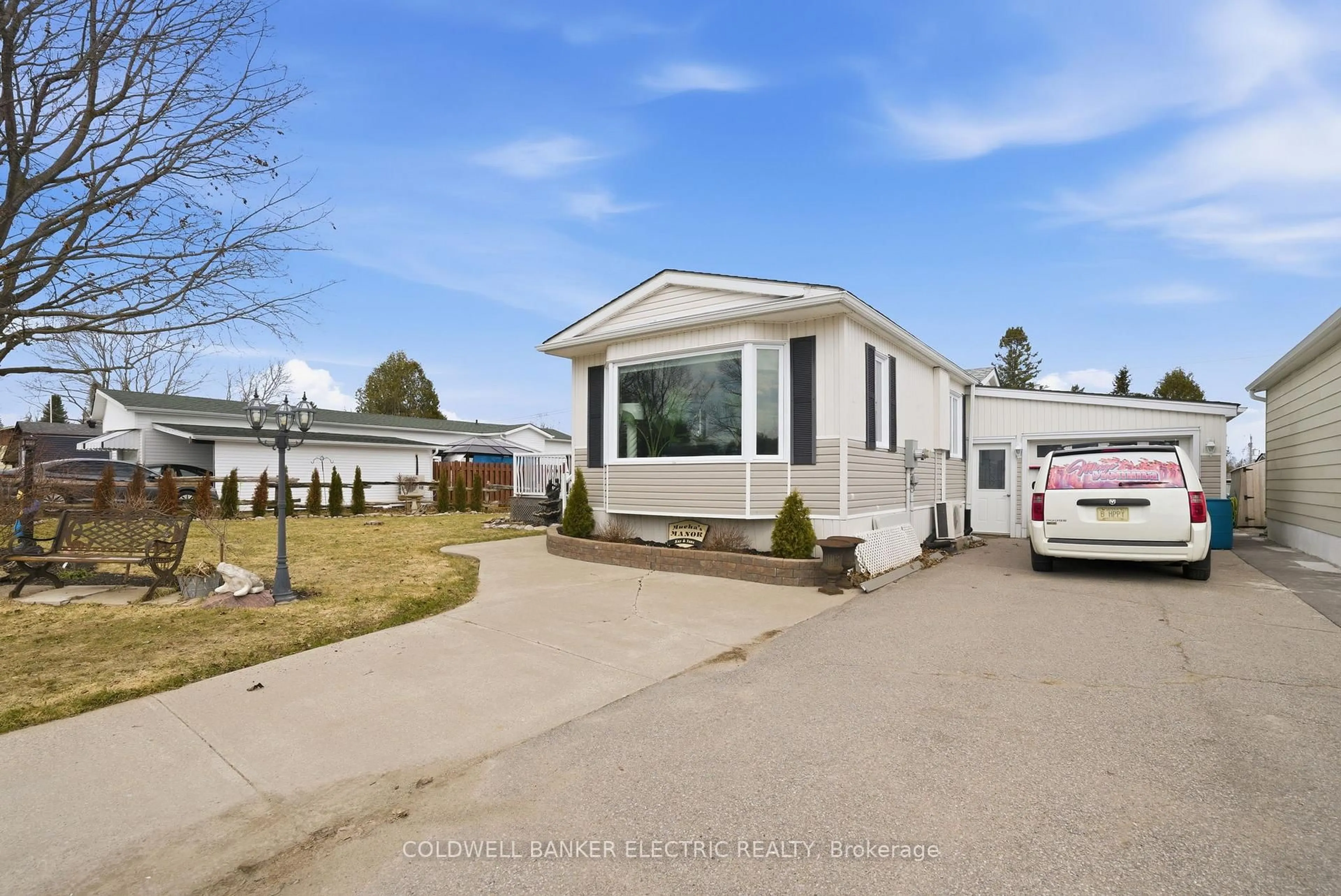 Home with vinyl exterior material, street for 7 Homewood Ave, Kawartha Lakes Ontario K9V 0H5