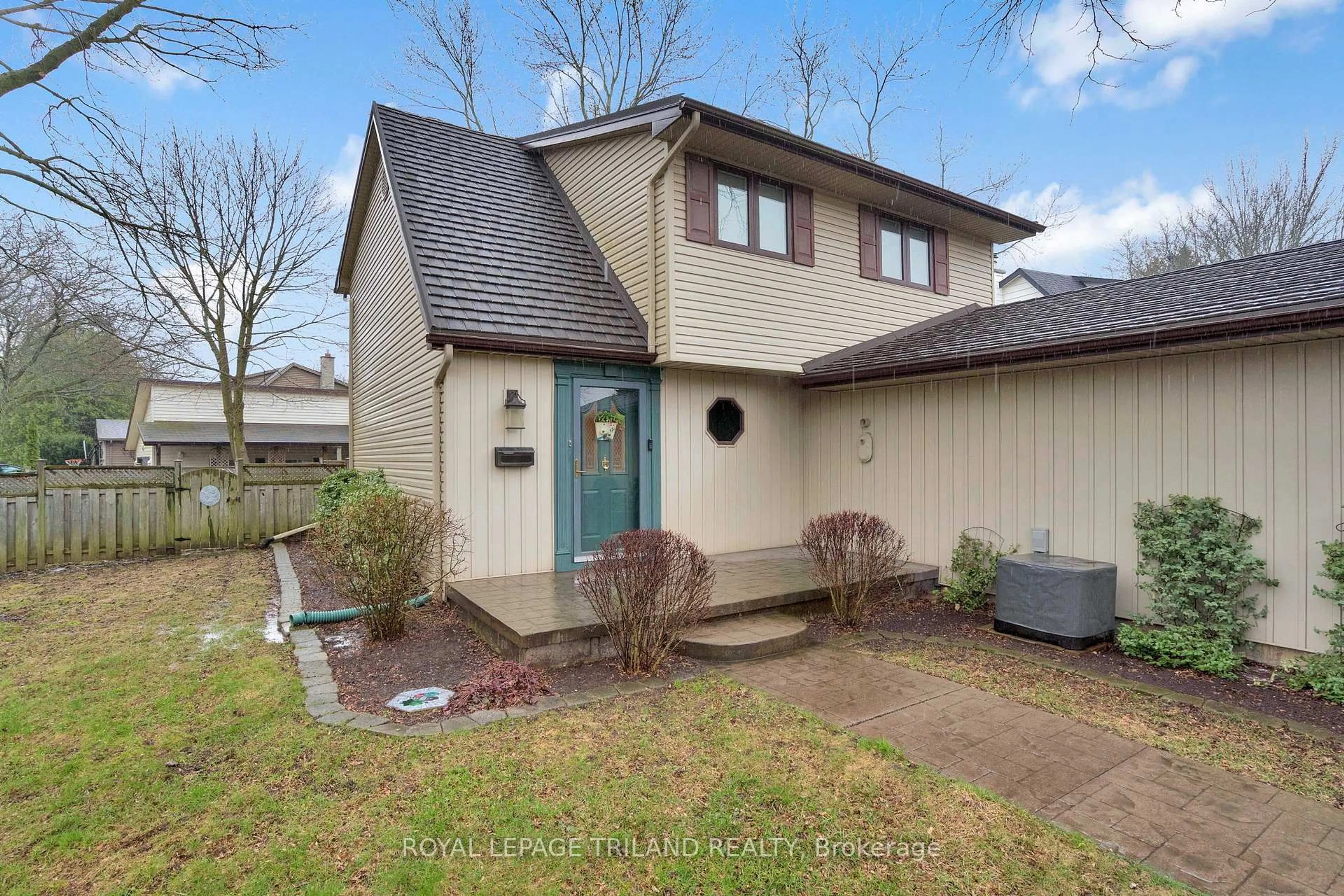 Home with vinyl exterior material, street for 31 Edgehill Rd, London North Ontario N6G 2T2