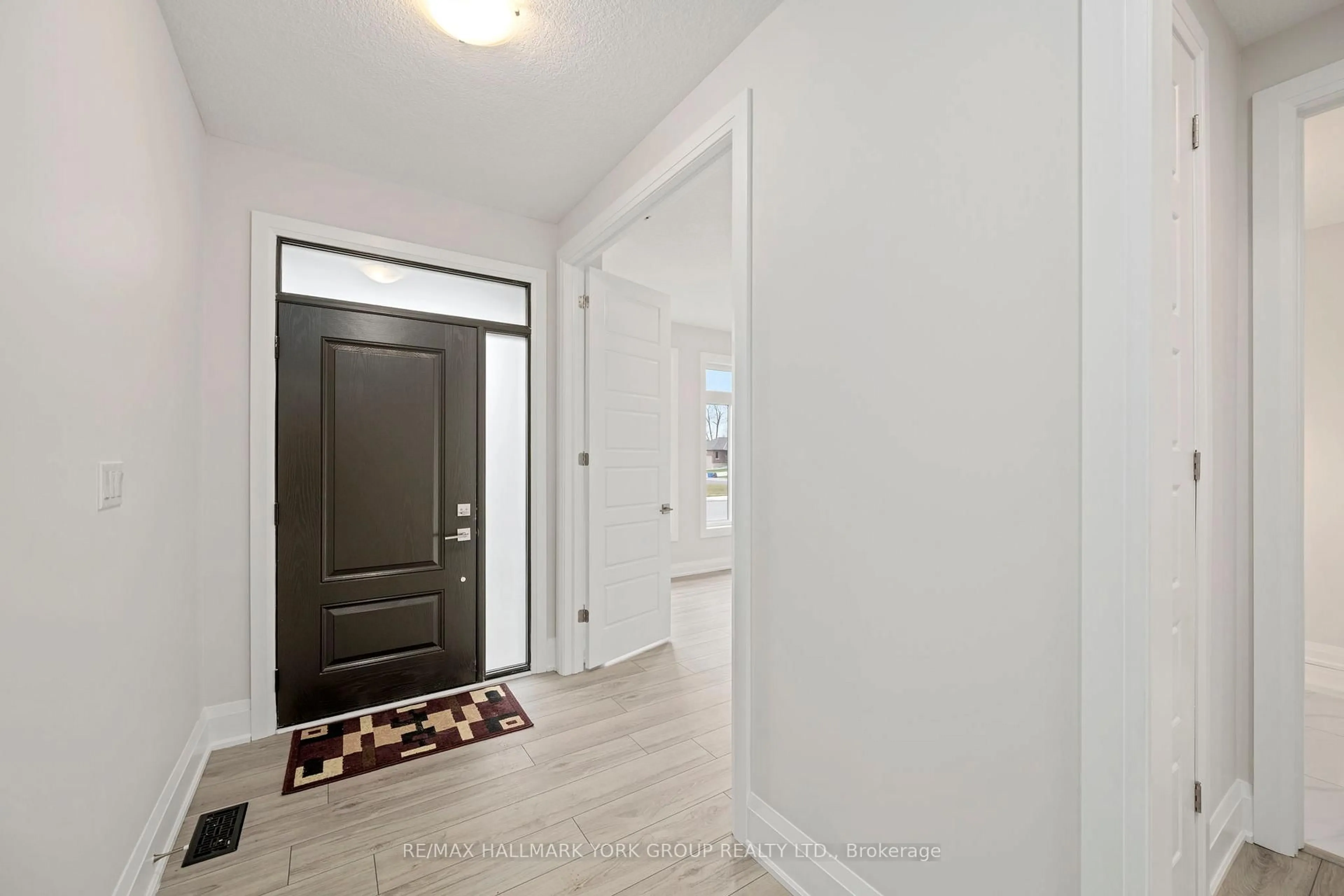 Indoor entryway for 3 Bouw St, Dutton/Dunwich Ontario N0L 1J0