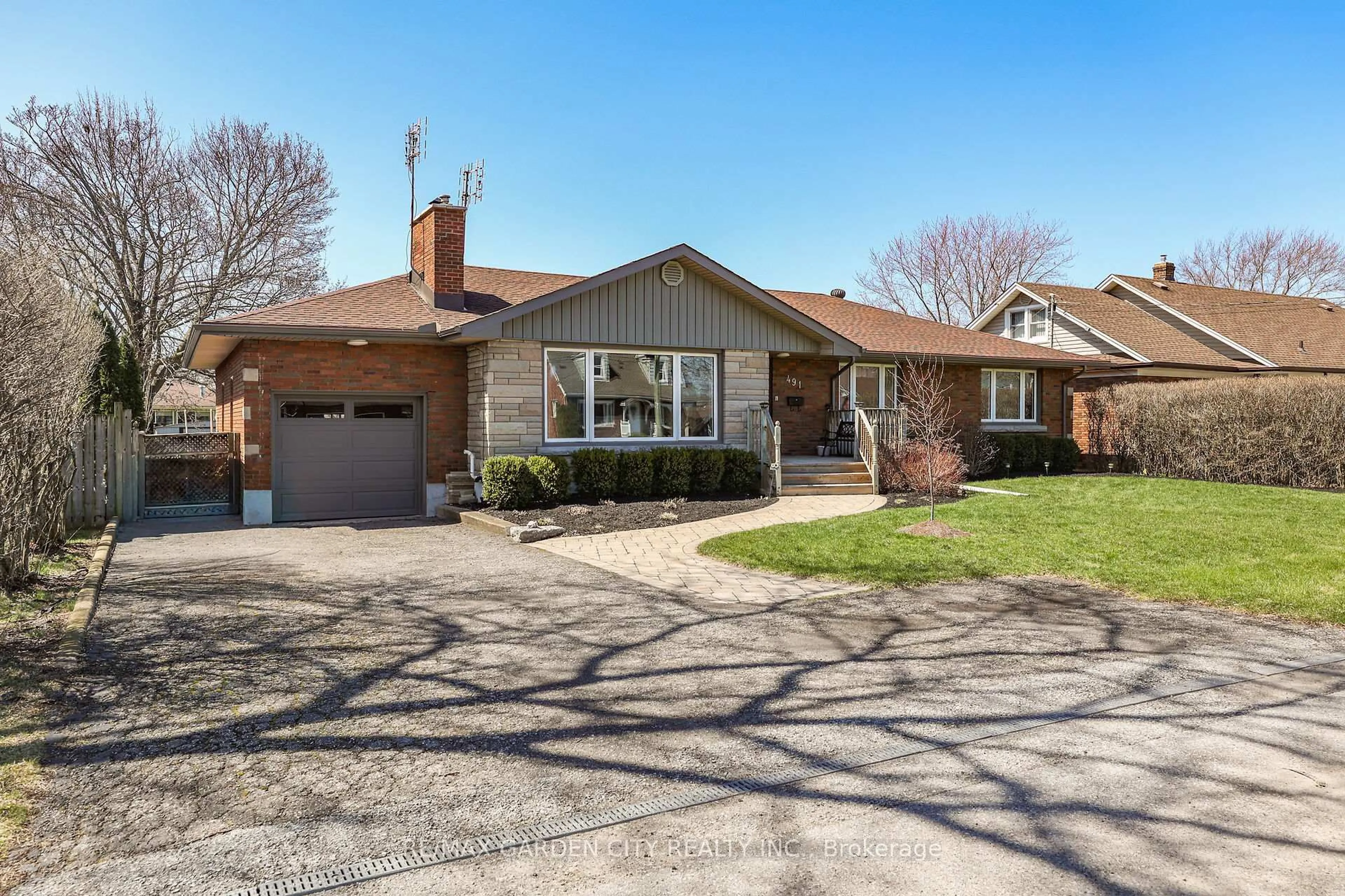 Home with brick exterior material, street for 491 Niagara St, St. Catharines Ontario L2M 3P4