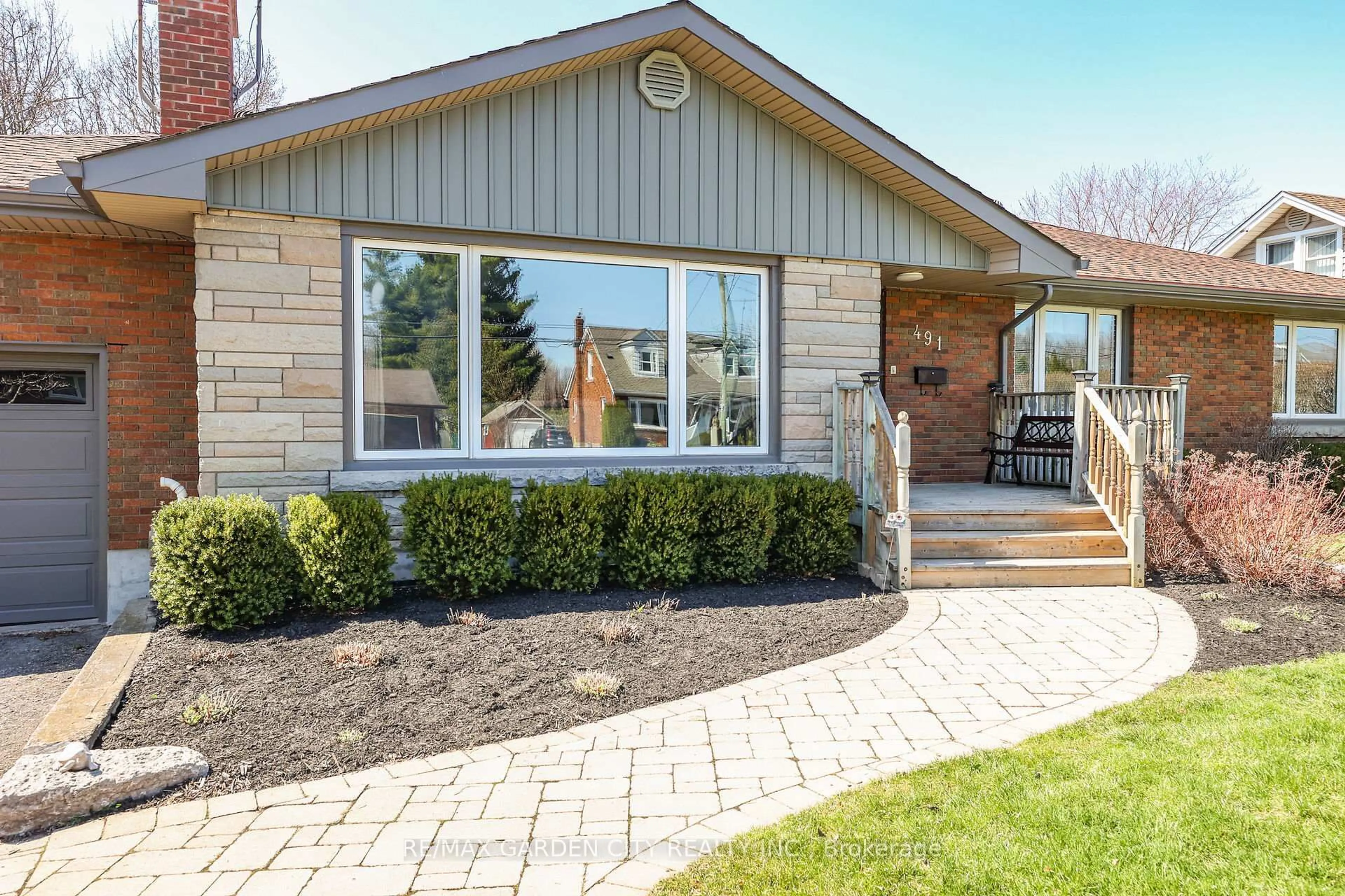 Home with brick exterior material, street for 491 Niagara St, St. Catharines Ontario L2M 3P4