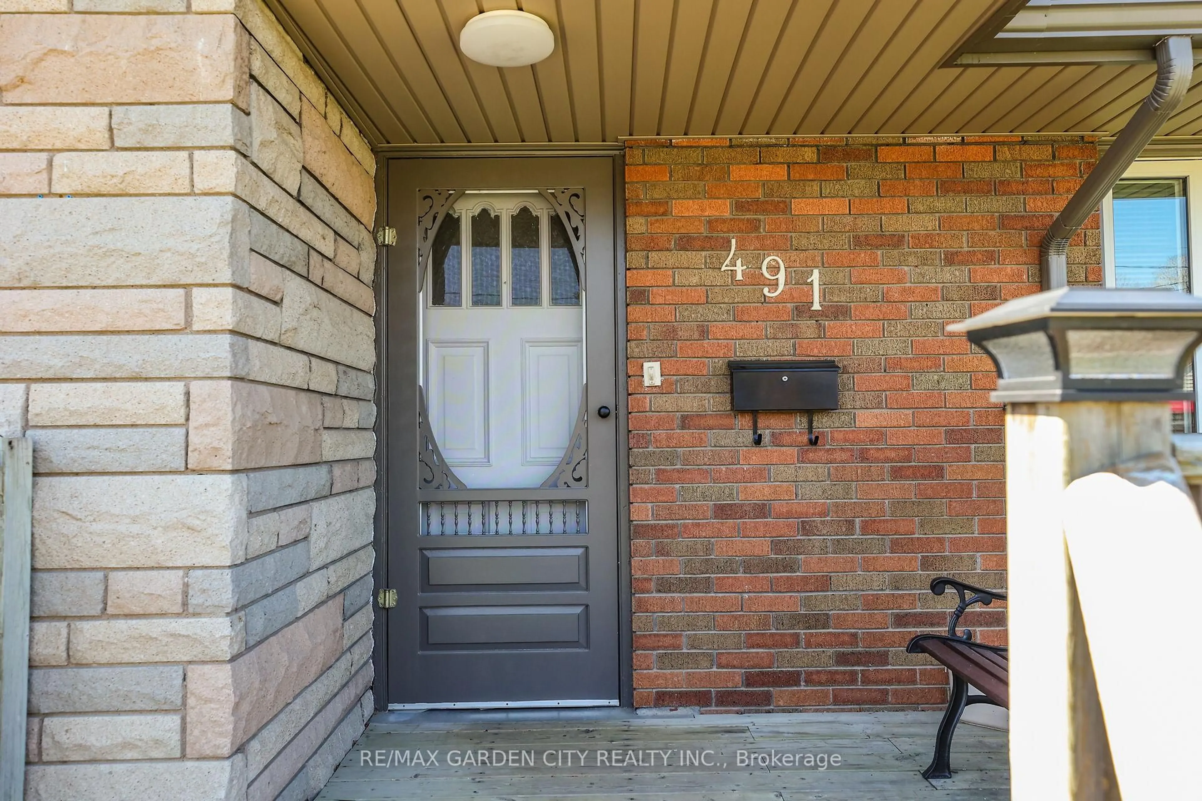 Indoor entryway for 491 Niagara St, St. Catharines Ontario L2M 3P4