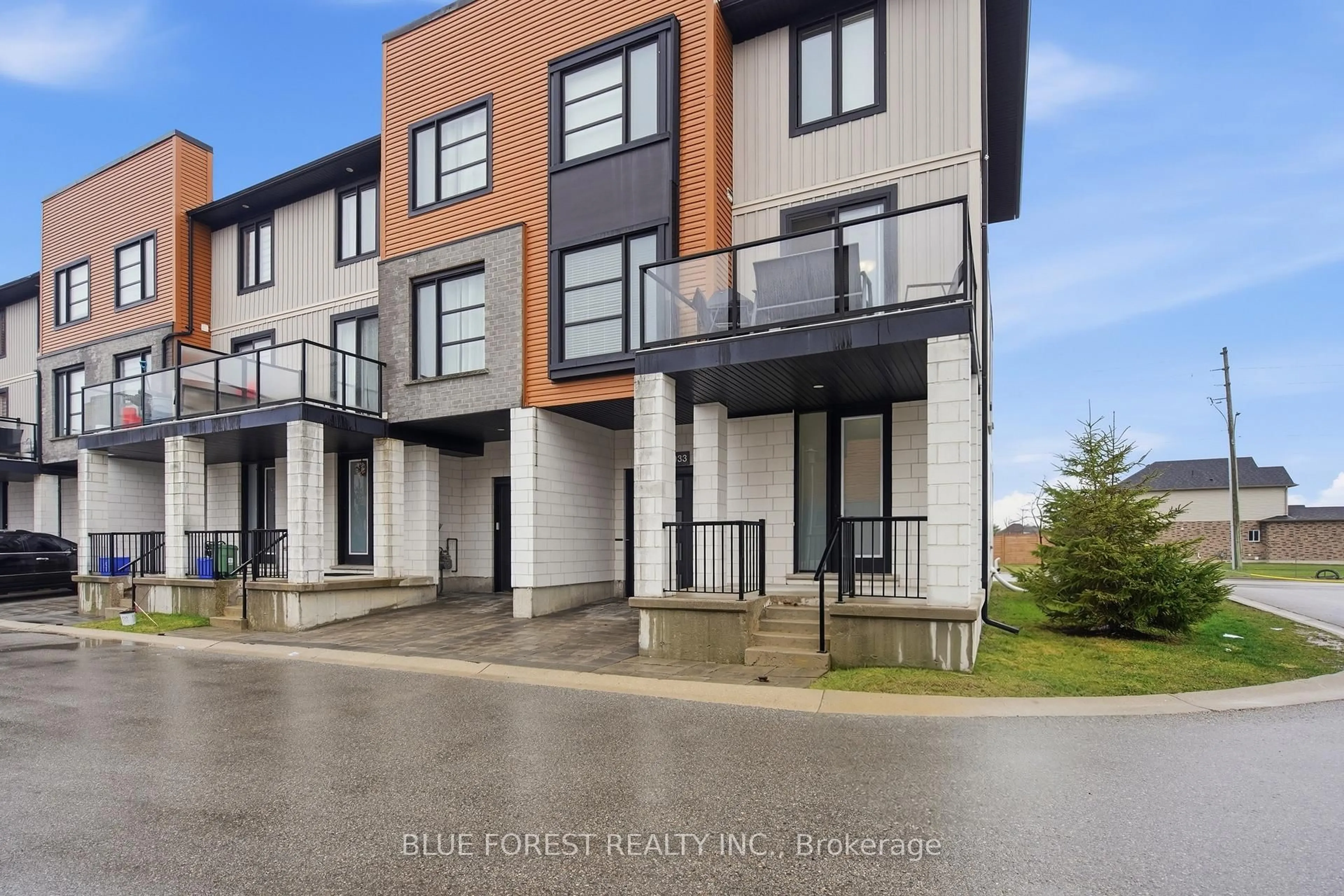 A pic from outside/outdoor area/front of a property/back of a property/a pic from drone, street for 933 Sarnia Rd, London North Ontario N6H 0J7