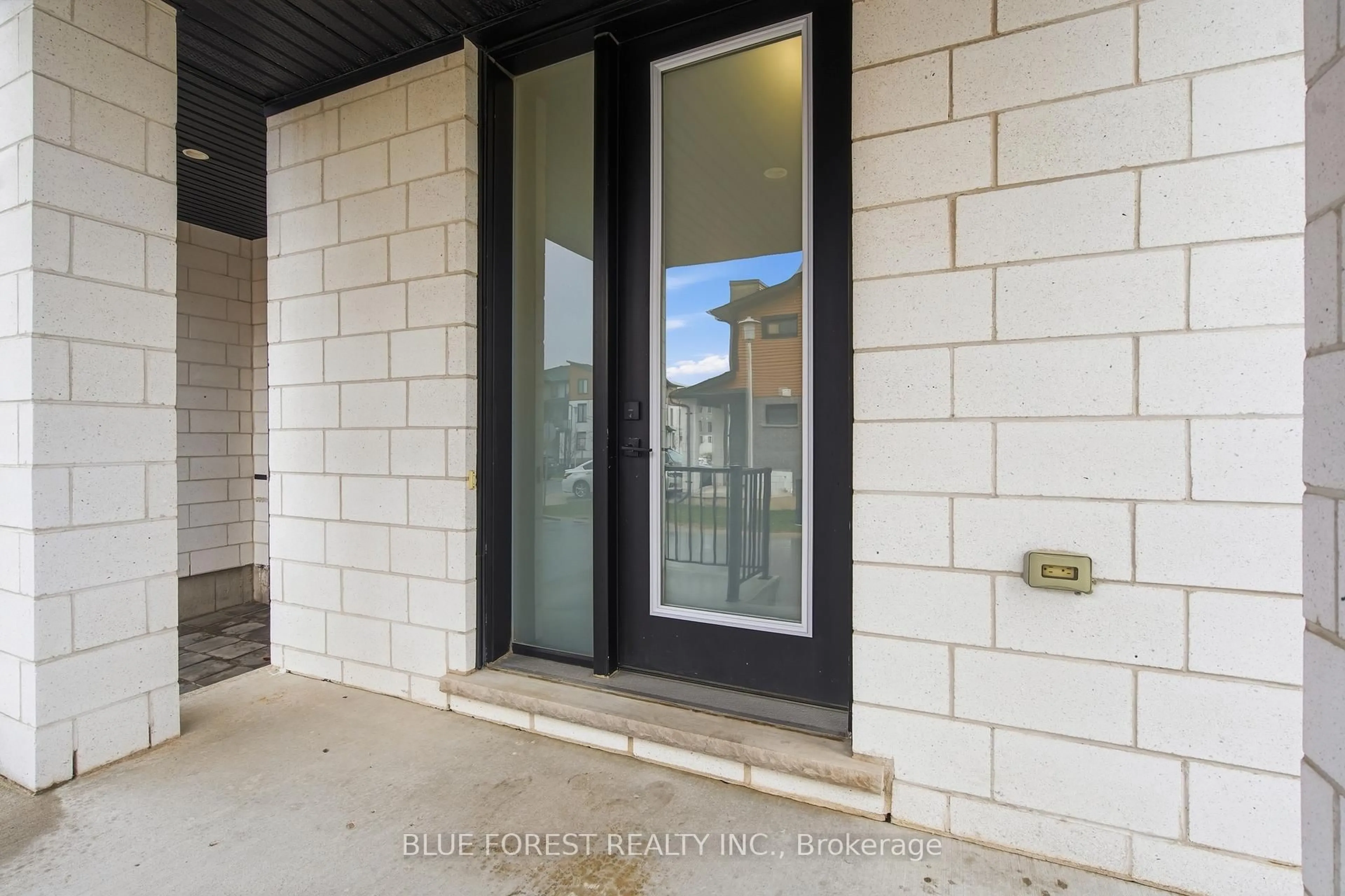 Indoor entryway for 933 Sarnia Rd, London North Ontario N6H 0J7