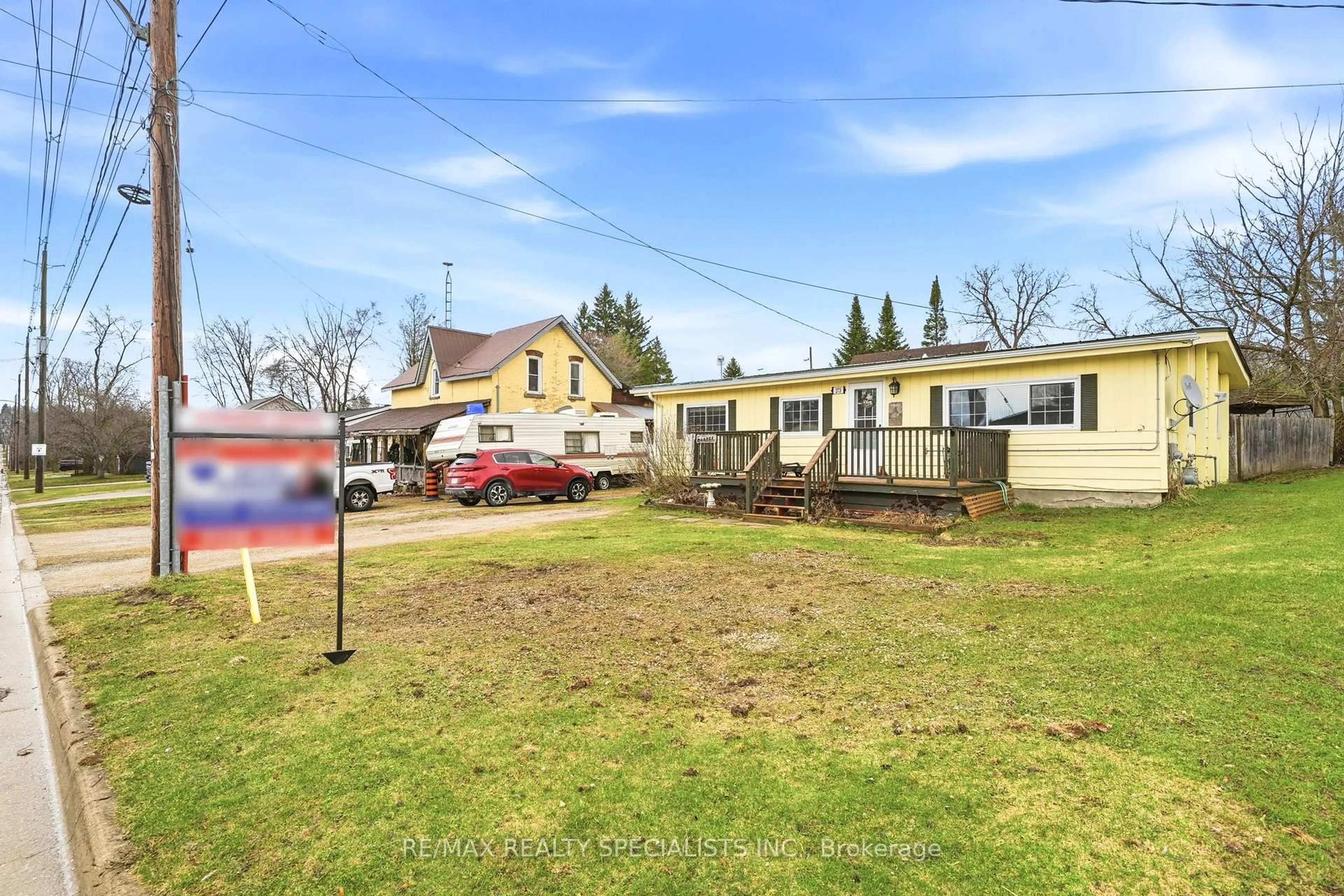 A pic from outside/outdoor area/front of a property/back of a property/a pic from drone, street for 273 Elgin St, West Grey Ontario N0G 1R0