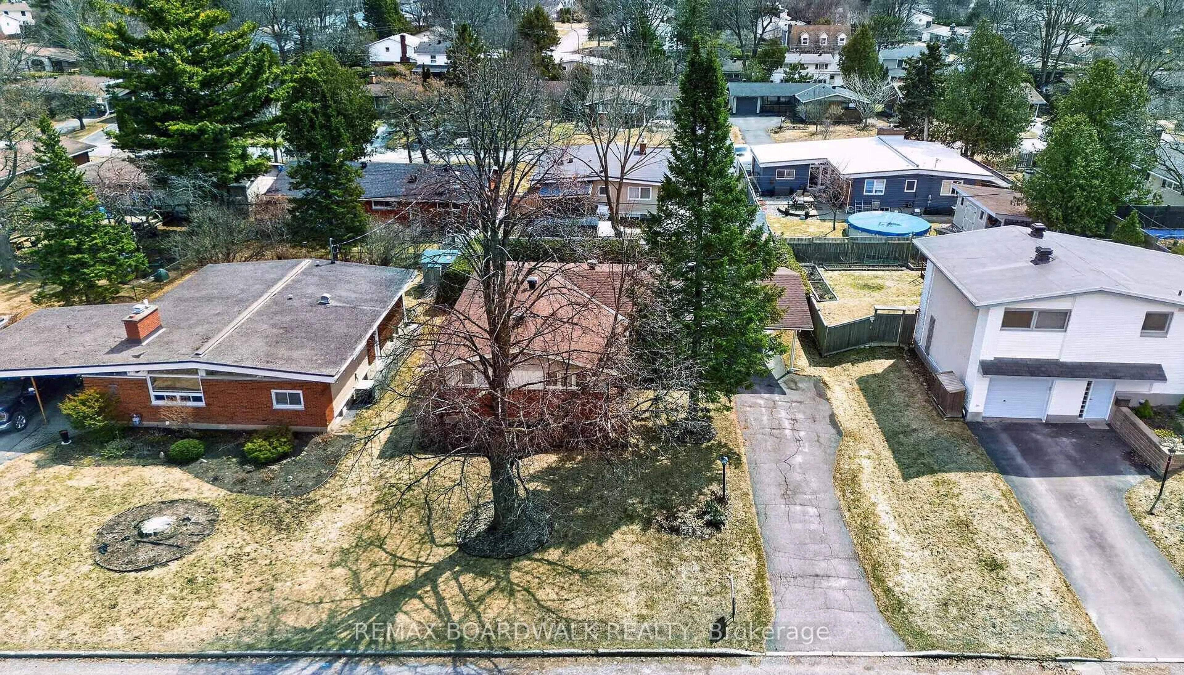 A pic from outside/outdoor area/front of a property/back of a property/a pic from drone, street for 32 Bowmoor Ave, Ottawa Ontario K2E 6M4
