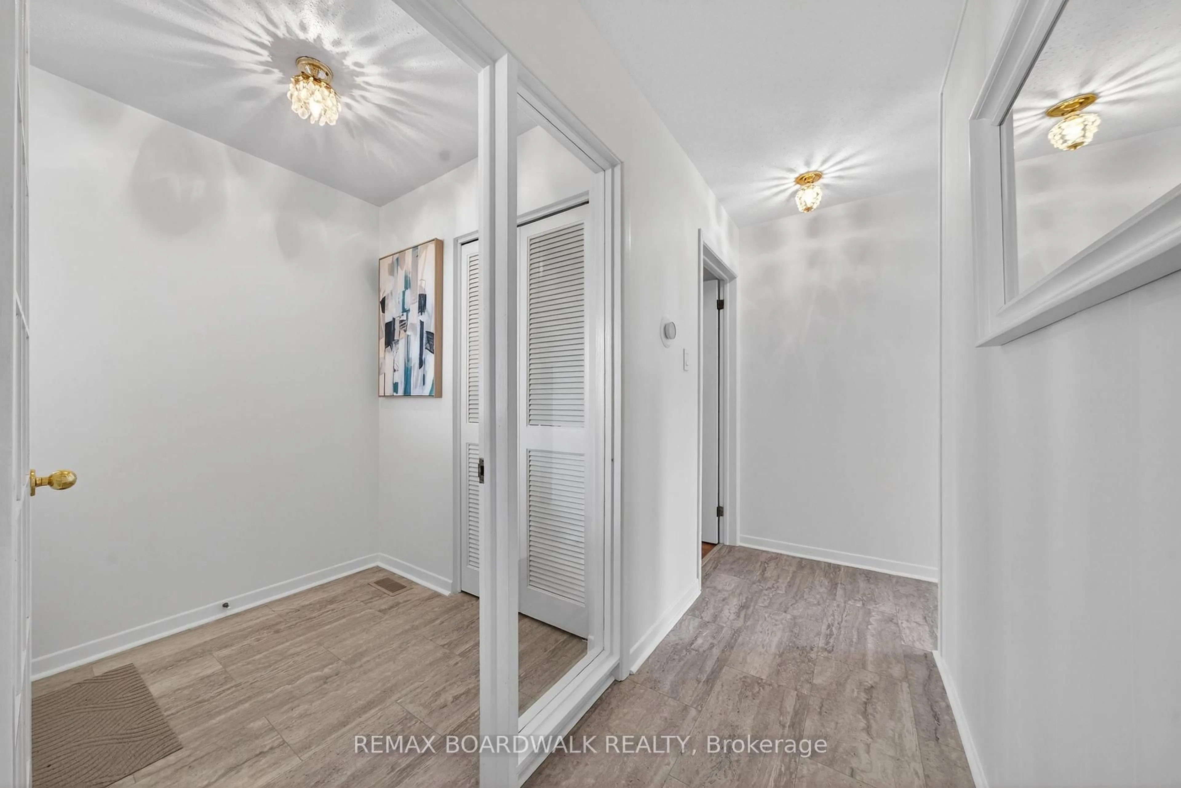 Indoor entryway for 32 Bowmoor Ave, Ottawa Ontario K2E 6M4