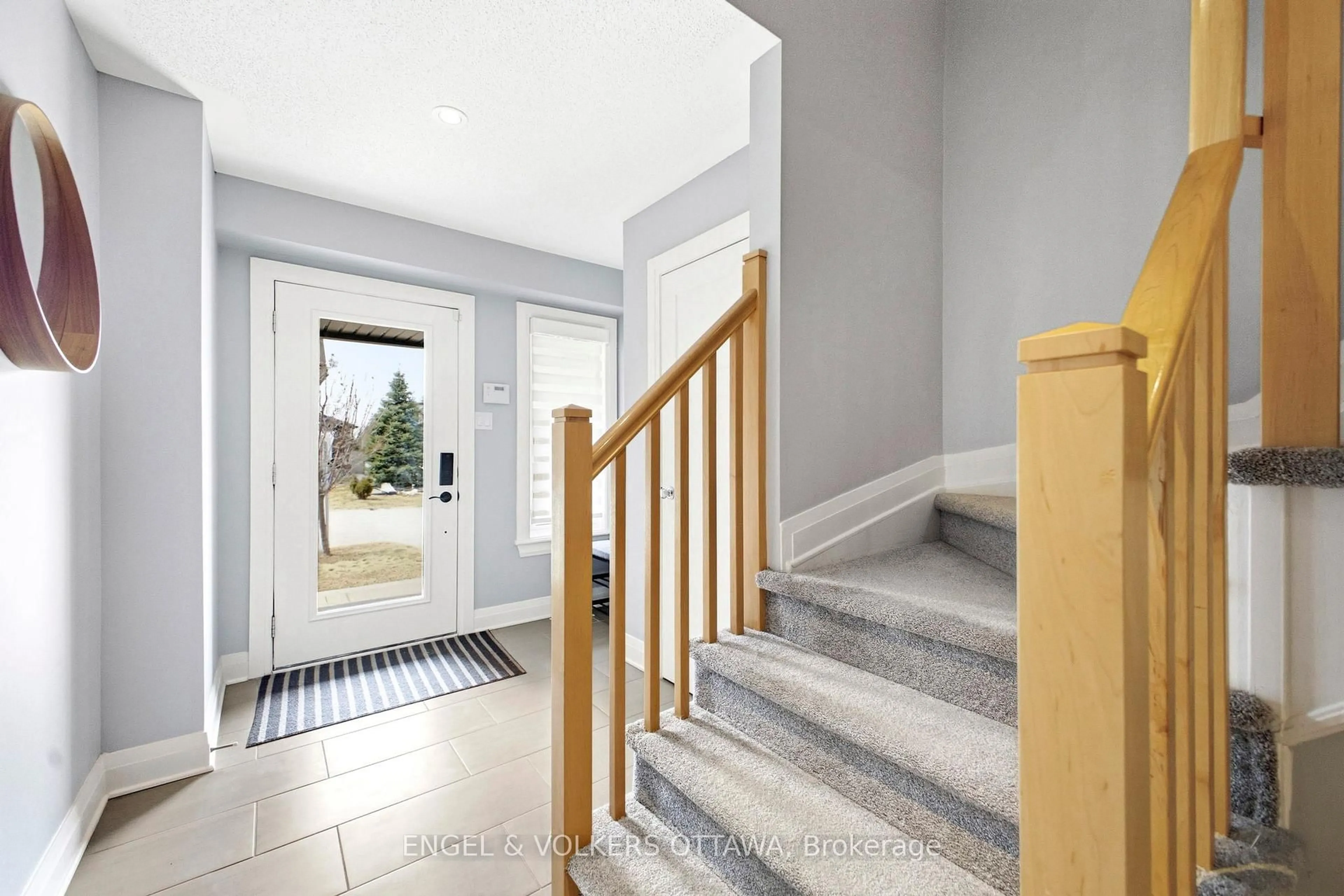 Indoor entryway for 122 Nutting Cres, Ottawa Ontario K4M 0C3