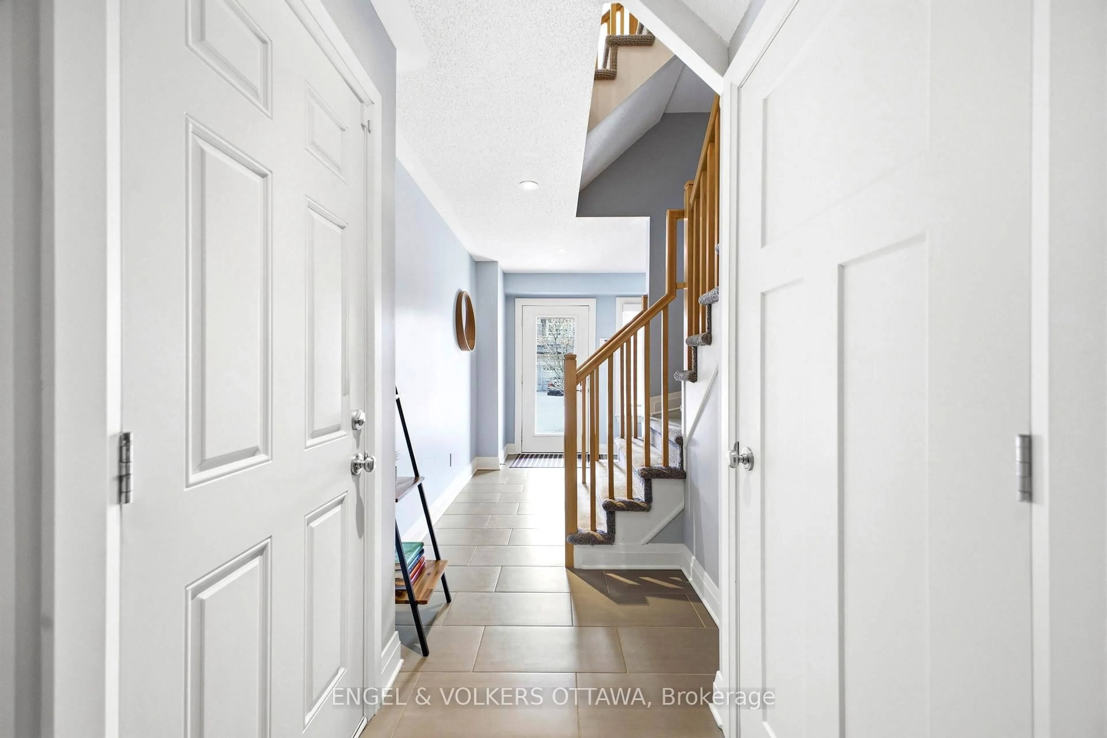 Indoor foyer for 122 Nutting Cres, Ottawa Ontario K4M 0C3