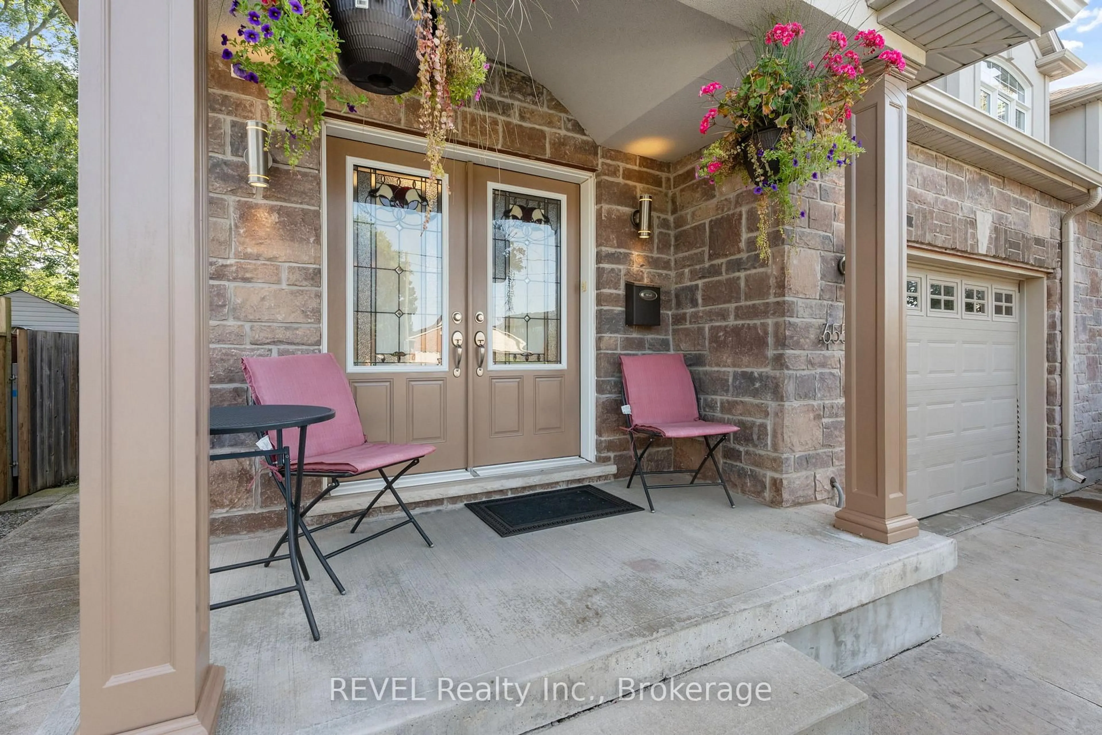 Indoor entryway for 6558 Montrose Rd, Niagara Falls Ontario L2H 1M4