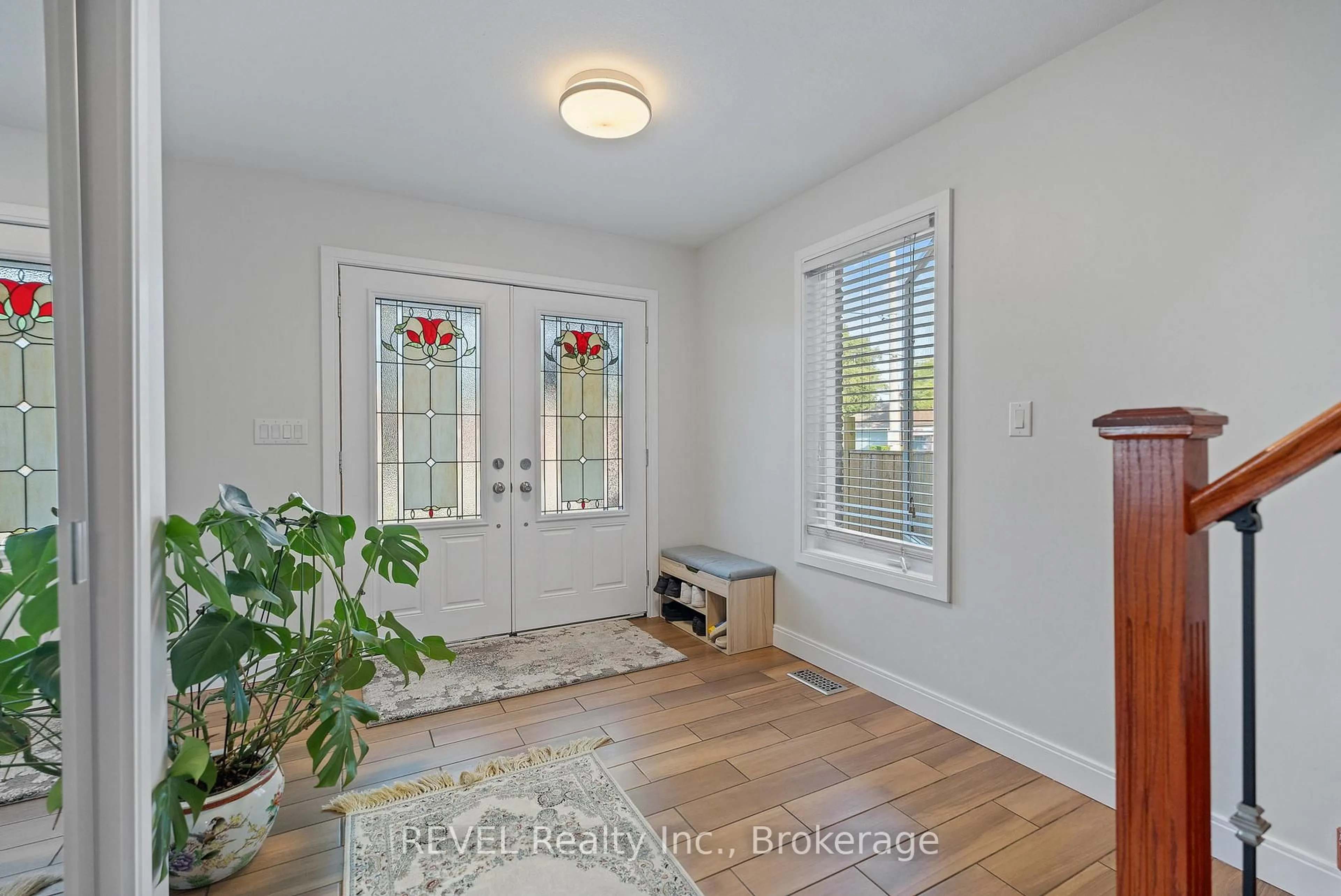 Indoor entryway for 6558 Montrose Rd, Niagara Falls Ontario L2H 1M4