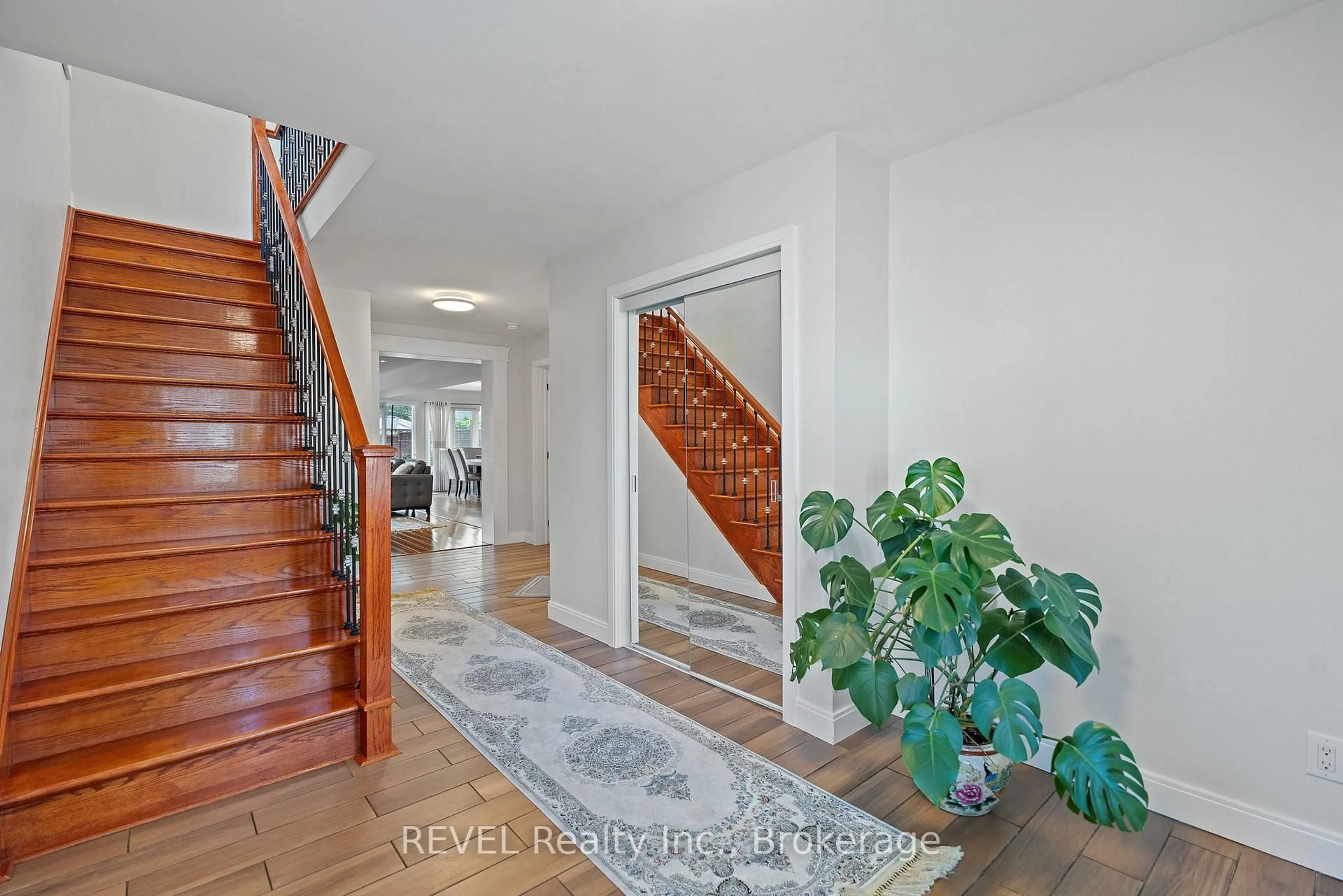 Indoor entryway for 6558 Montrose Rd, Niagara Falls Ontario L2H 1M4