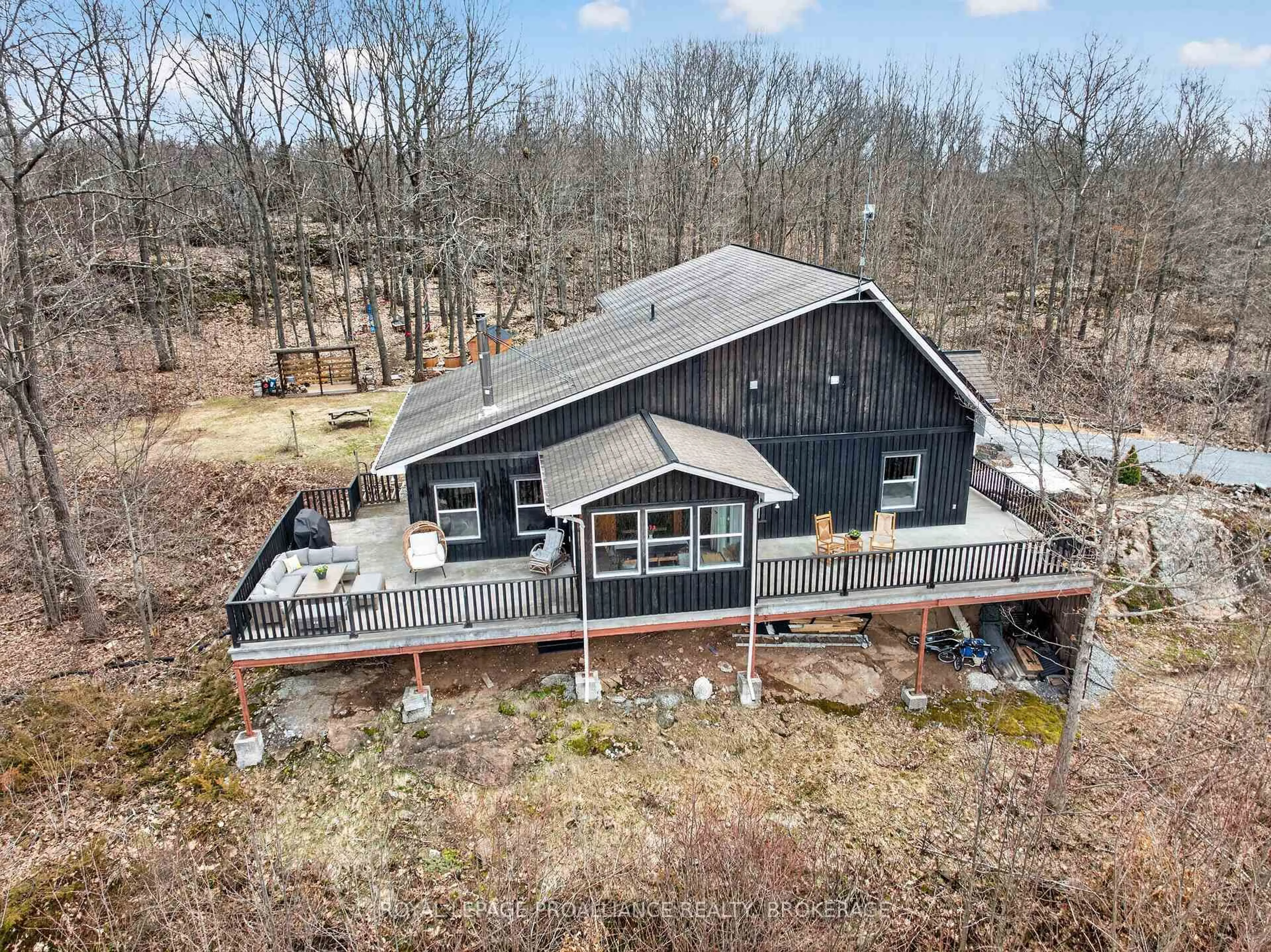 A pic from outside/outdoor area/front of a property/back of a property/a pic from drone, unknown for 5025 North Shore Rd, Perth Road Ontario K0H 2L0