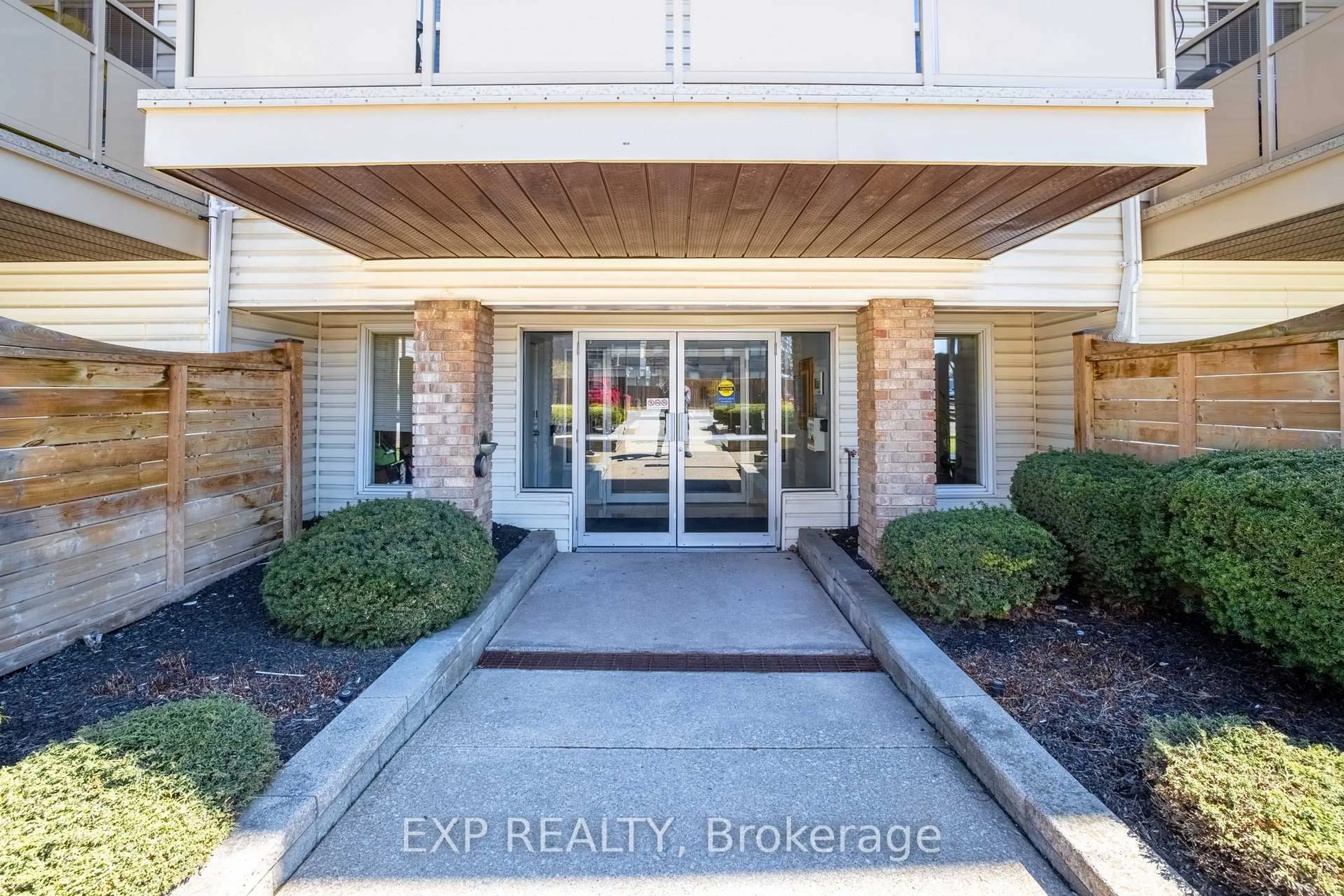 Indoor entryway for 78 Roehampton Ave #120, St. Catharines Ontario L2M 7W9