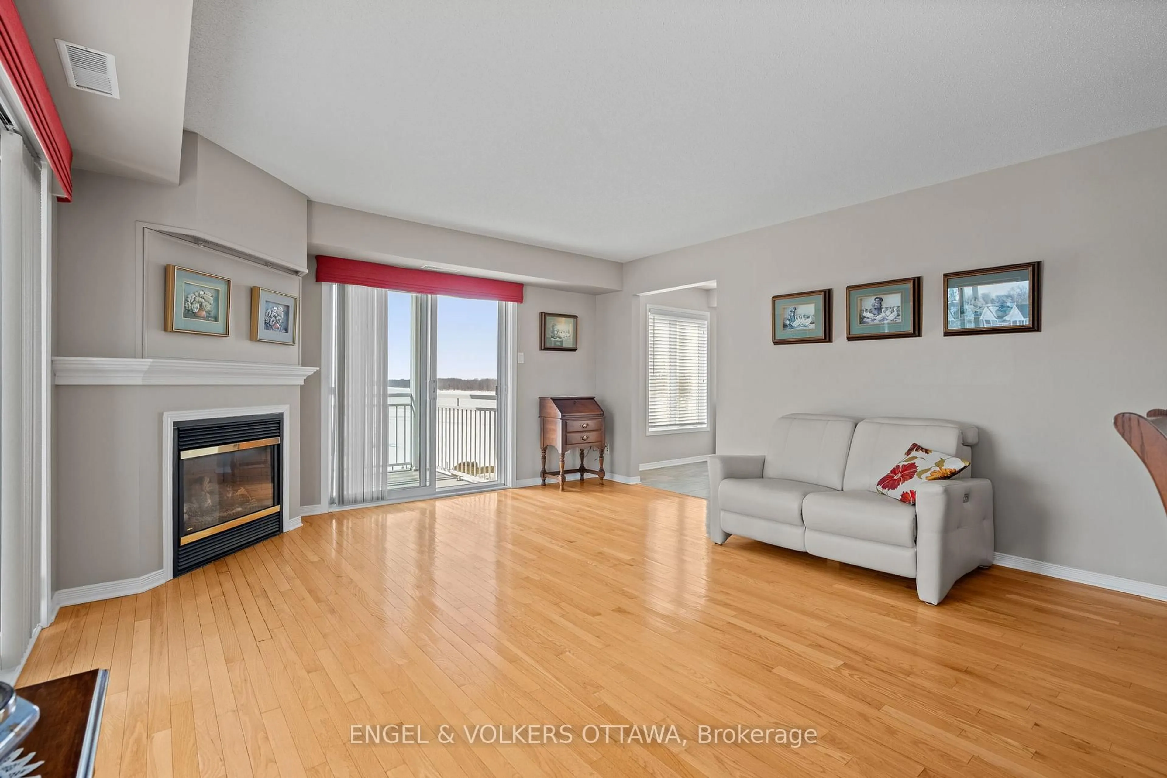Living room with furniture, wood/laminate floor for 134 Edwards St #206, Clarence-Rockland Ontario K4K 1T5