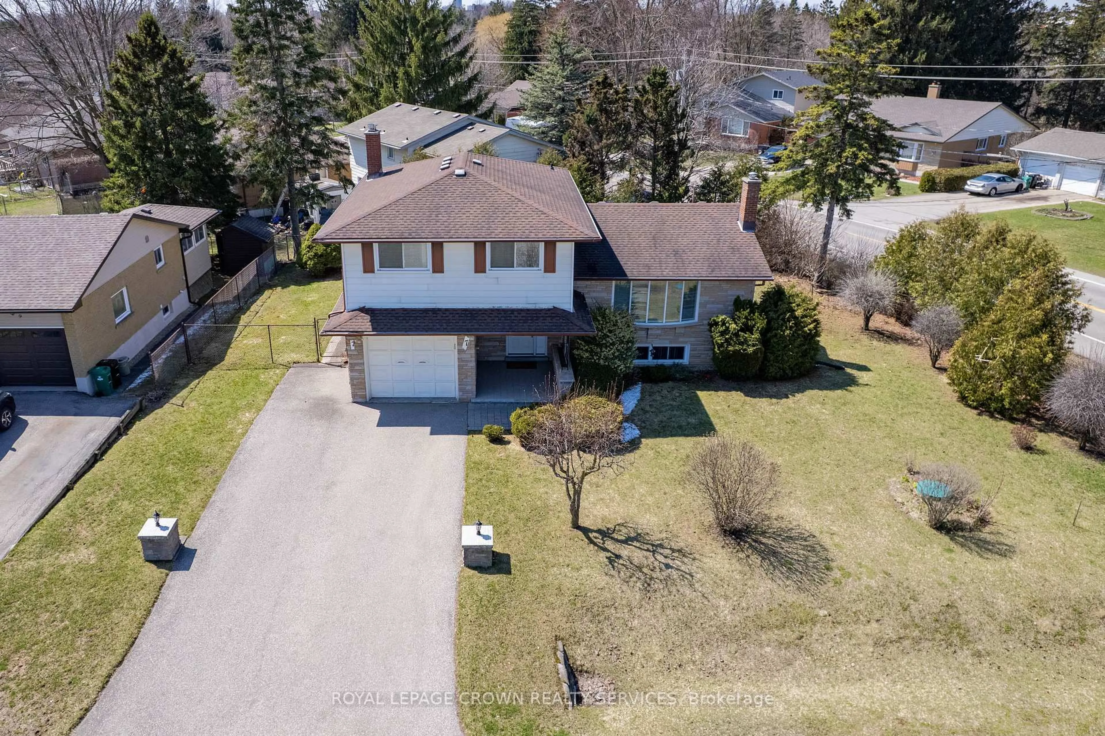 A pic from outside/outdoor area/front of a property/back of a property/a pic from drone, street for 7 Lichty Cres, Kitchener Ontario N2B 2Z5