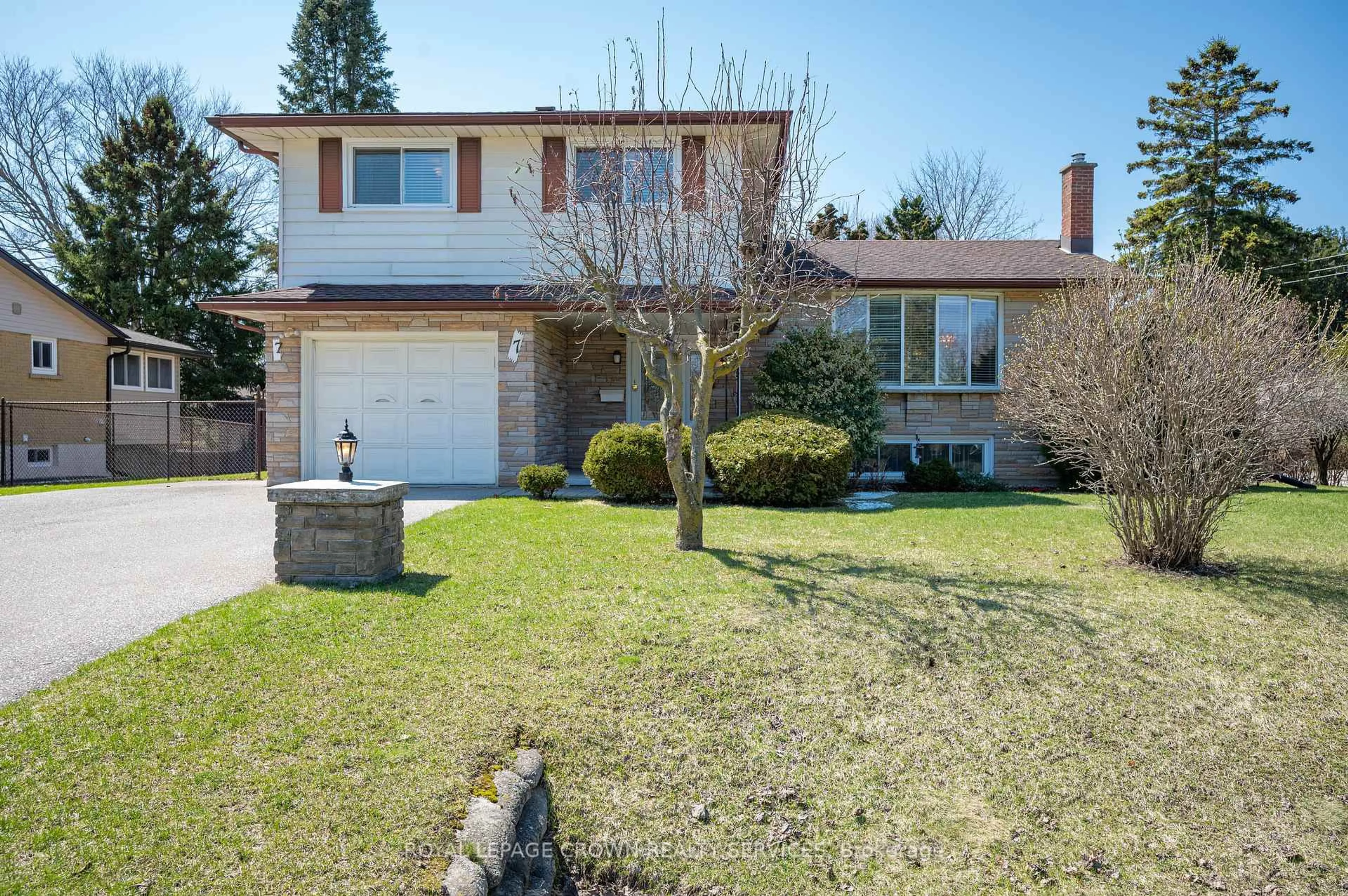 Home with brick exterior material, street for 7 Lichty Cres, Kitchener Ontario N2B 2Z5