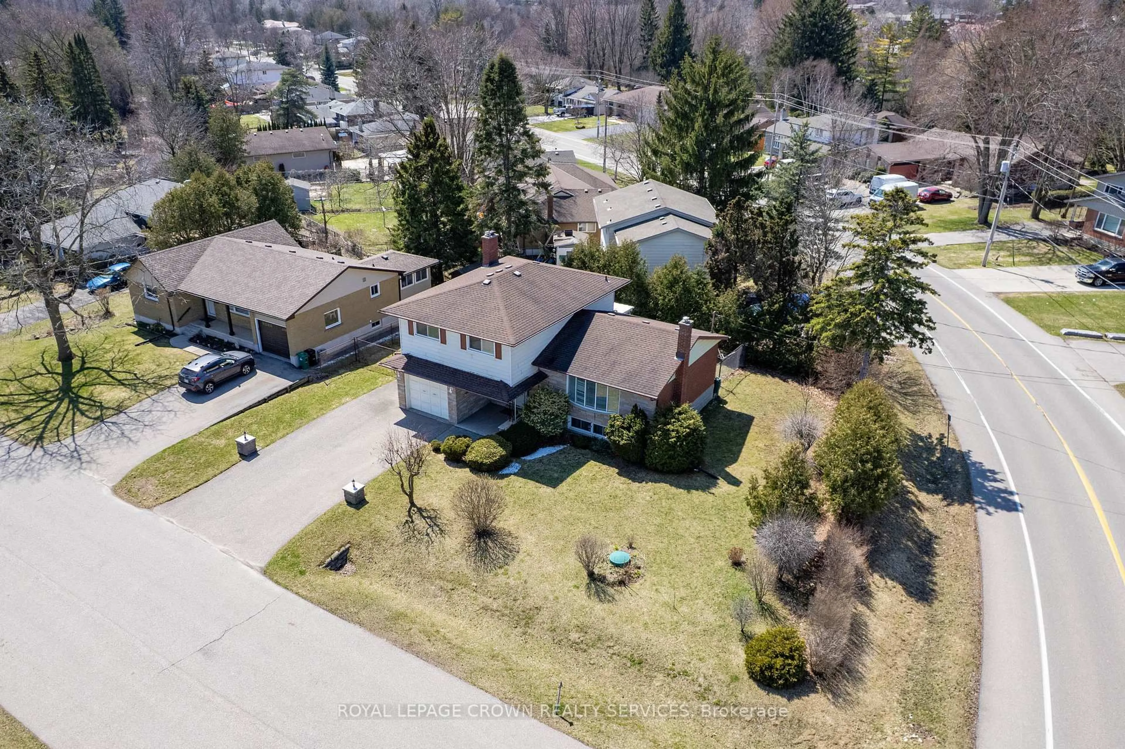 A pic from outside/outdoor area/front of a property/back of a property/a pic from drone, street for 7 Lichty Cres, Kitchener Ontario N2B 2Z5