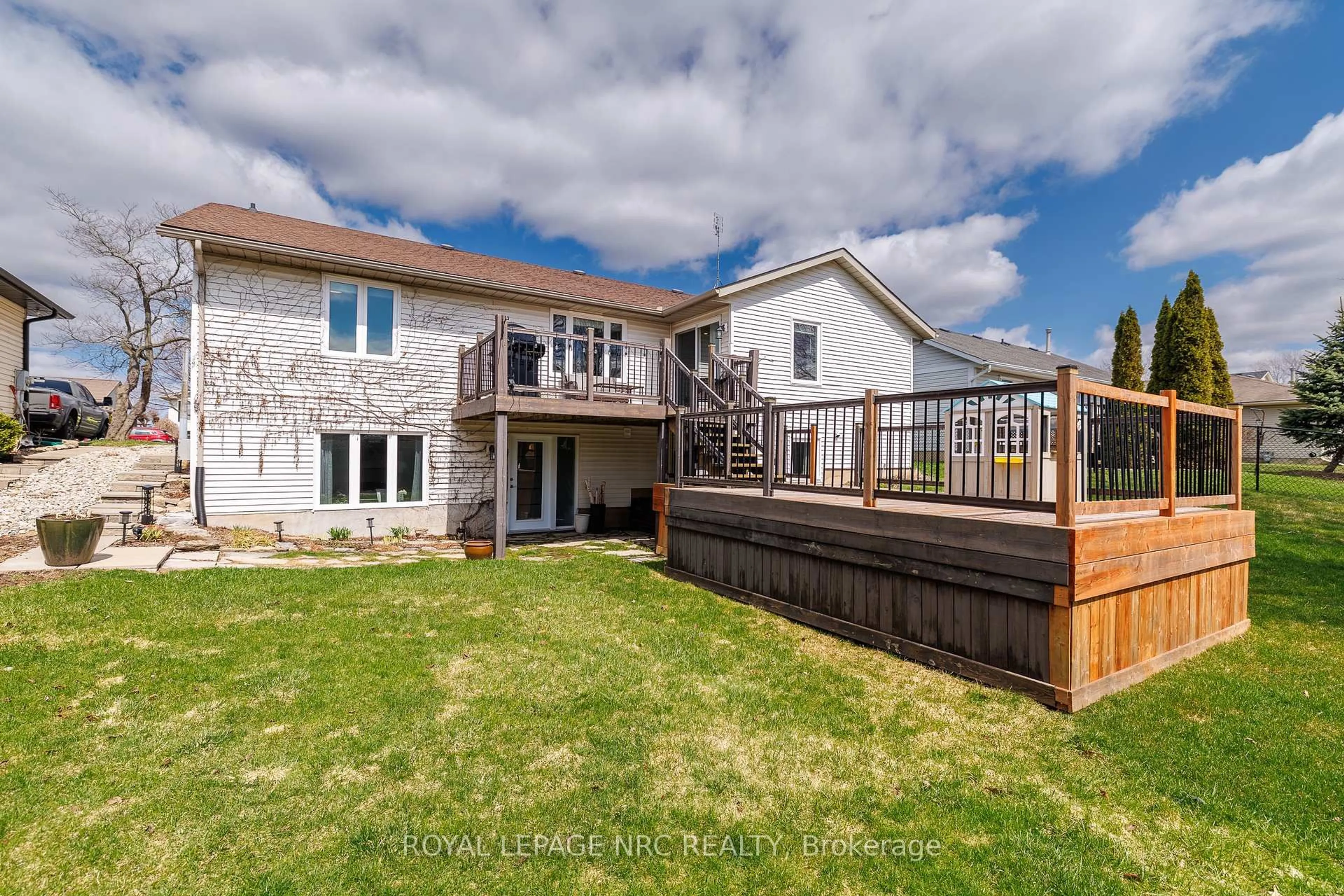 A pic from outside/outdoor area/front of a property/back of a property/a pic from drone, water/lake/river/ocean view for 109 Calla Terr, Welland Ontario L3C 7C2