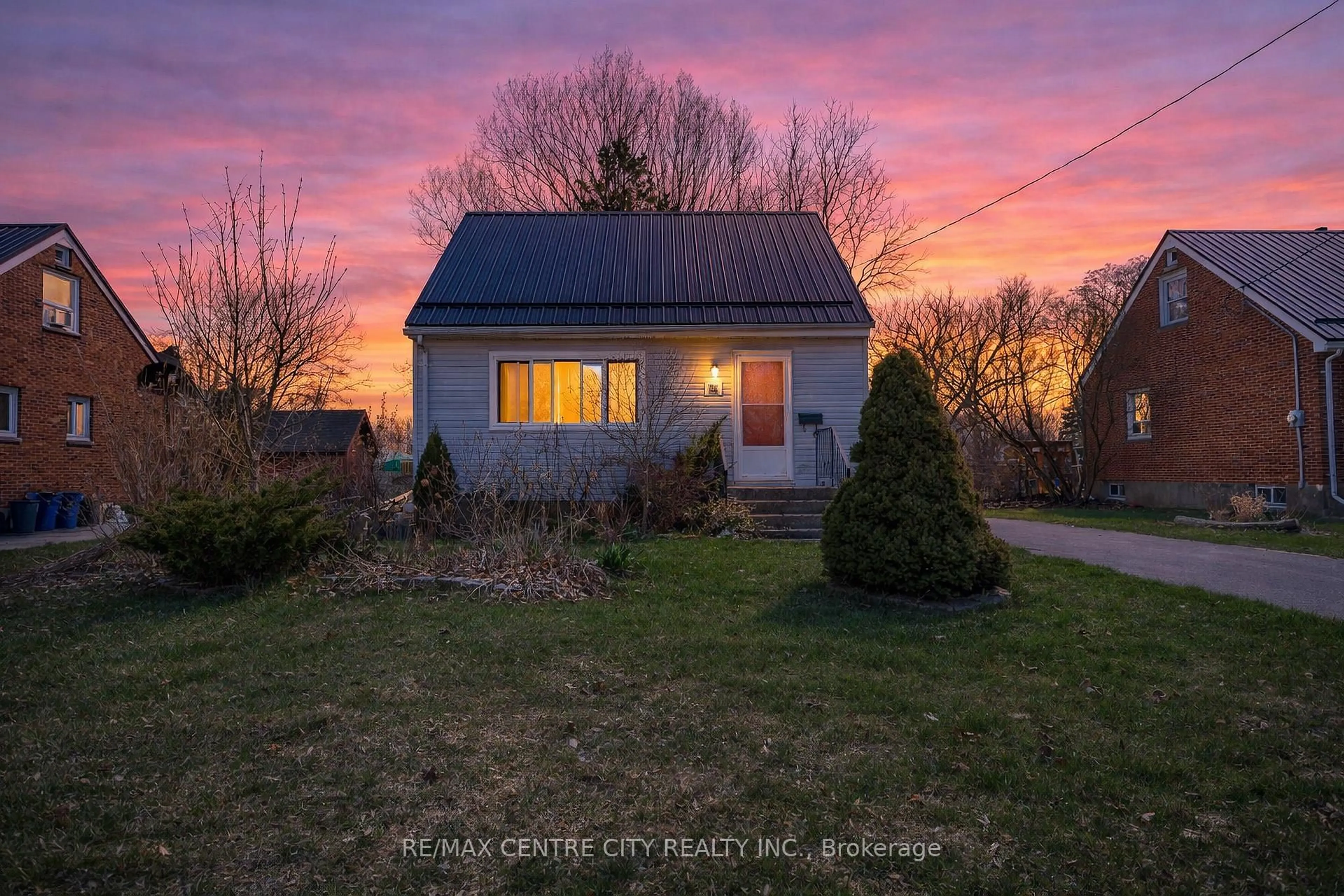 A pic from outside/outdoor area/front of a property/back of a property/a pic from drone, street for 64 Dunkirk Dr, St. Thomas Ontario N5R 1S3