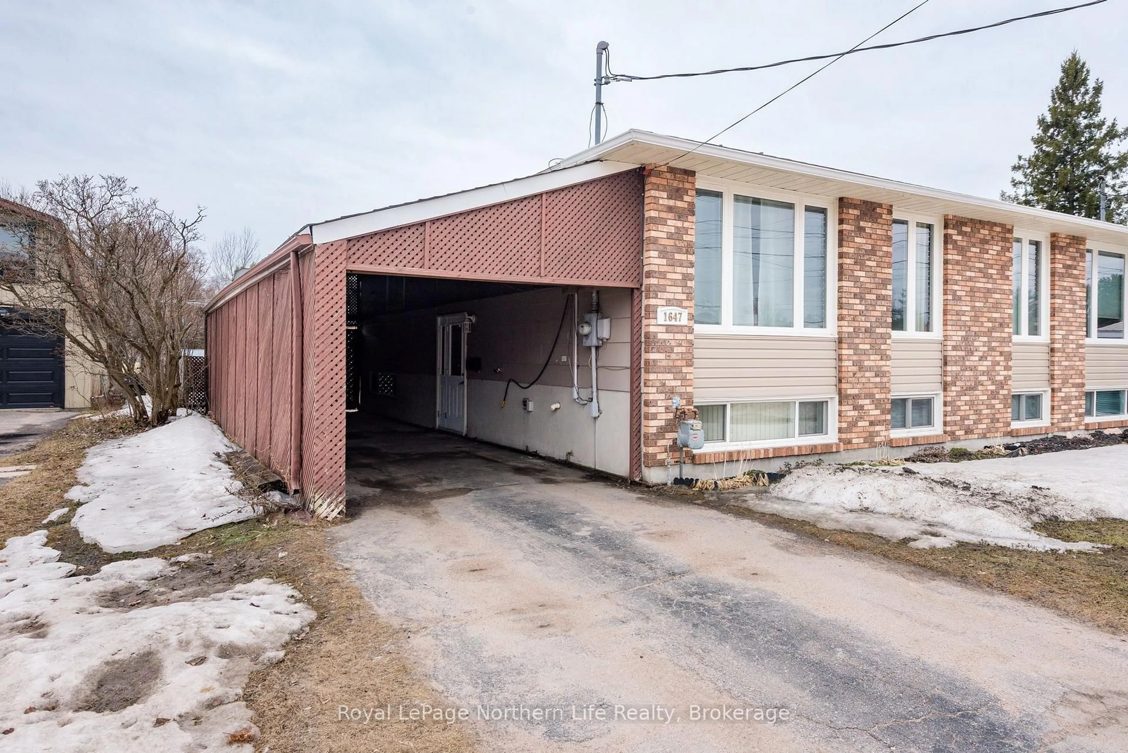 Indoor garage for 1647 High St, North Bay Ontario P1B 6T7