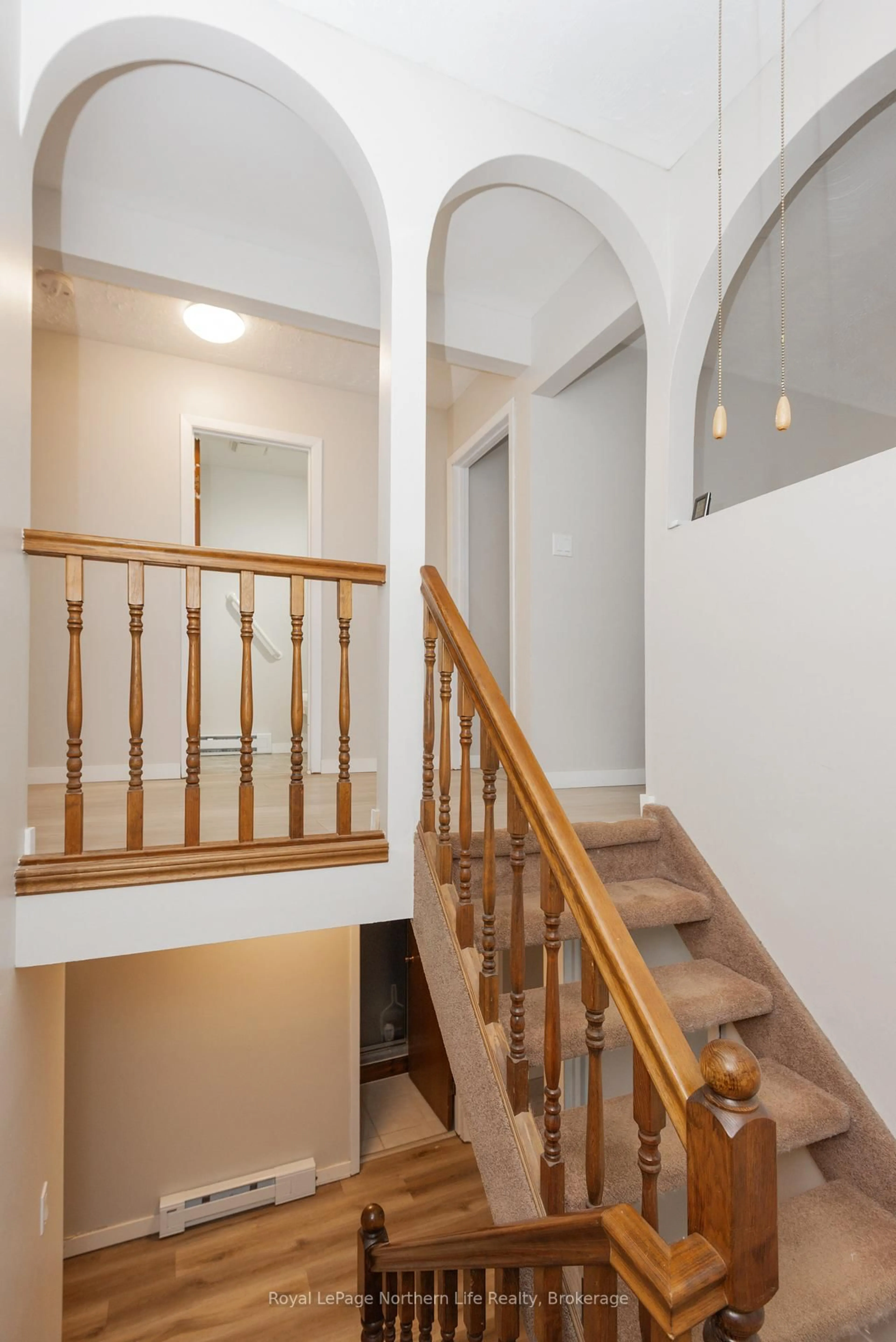 Indoor foyer for 1647 High St, North Bay Ontario P1B 6T7