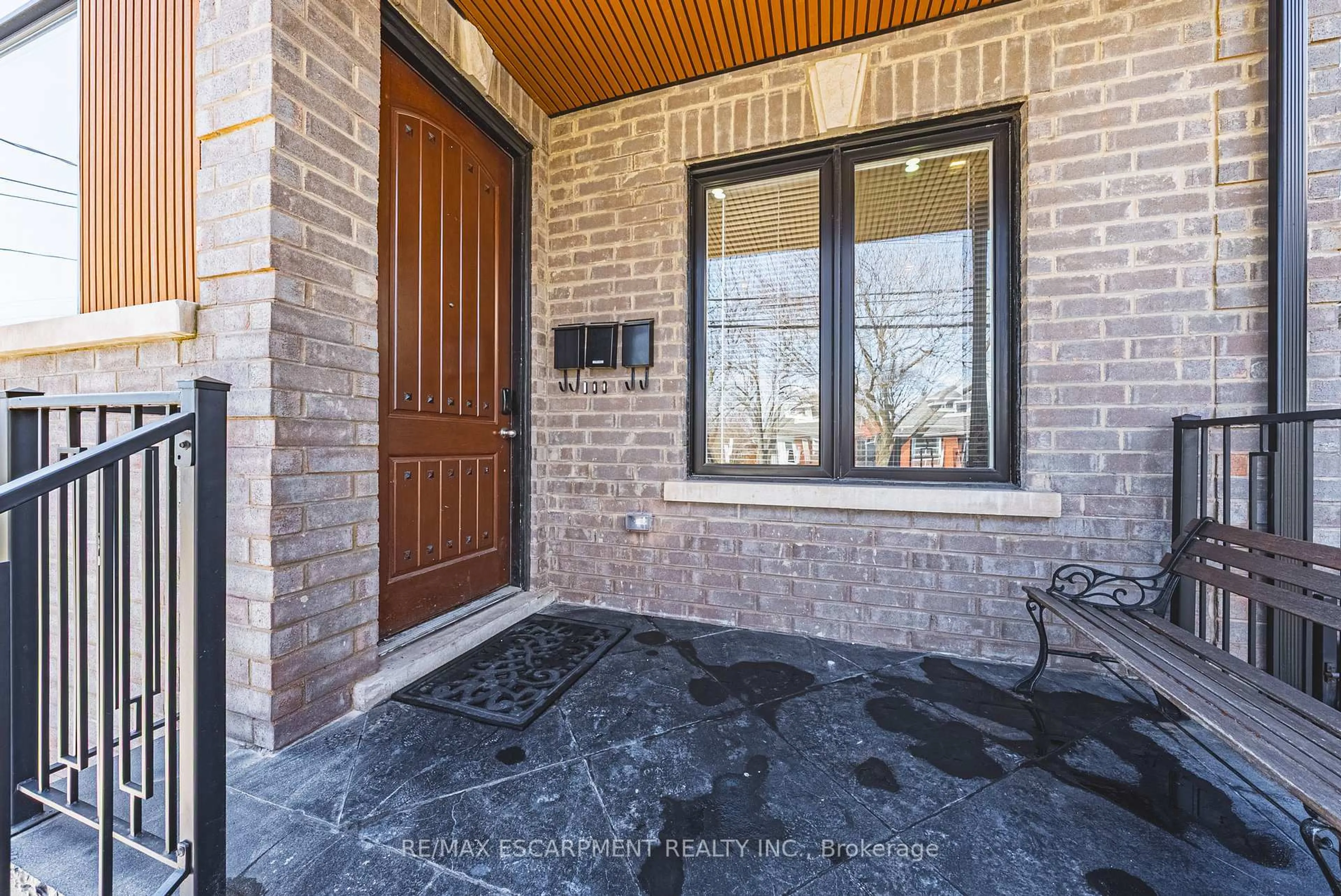 Indoor entryway for 68 Vansitmart Ave, Hamilton Ontario L8H 3A5