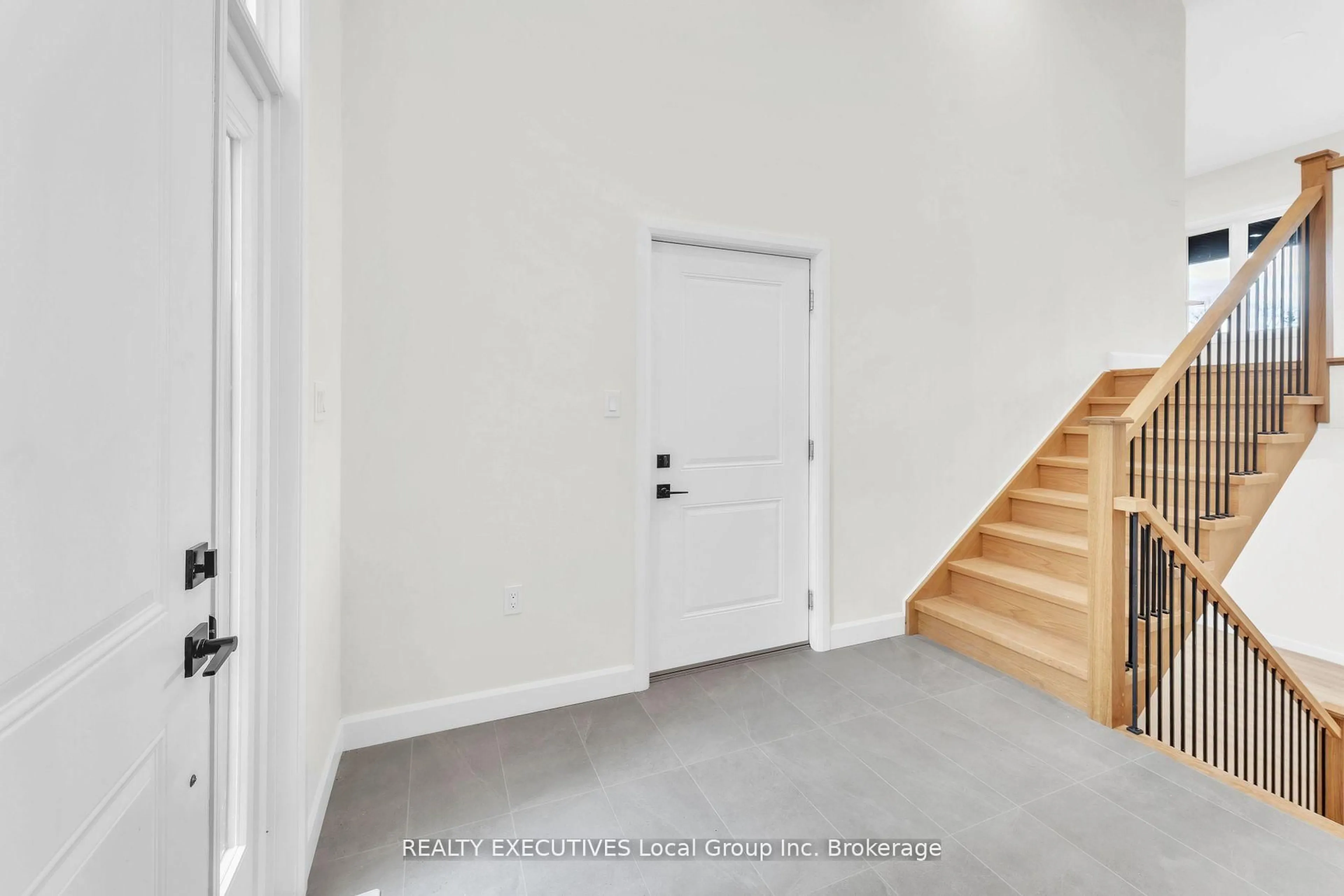 Indoor entryway for 109 TOWER Dr, North Bay Ontario P1C 0A4