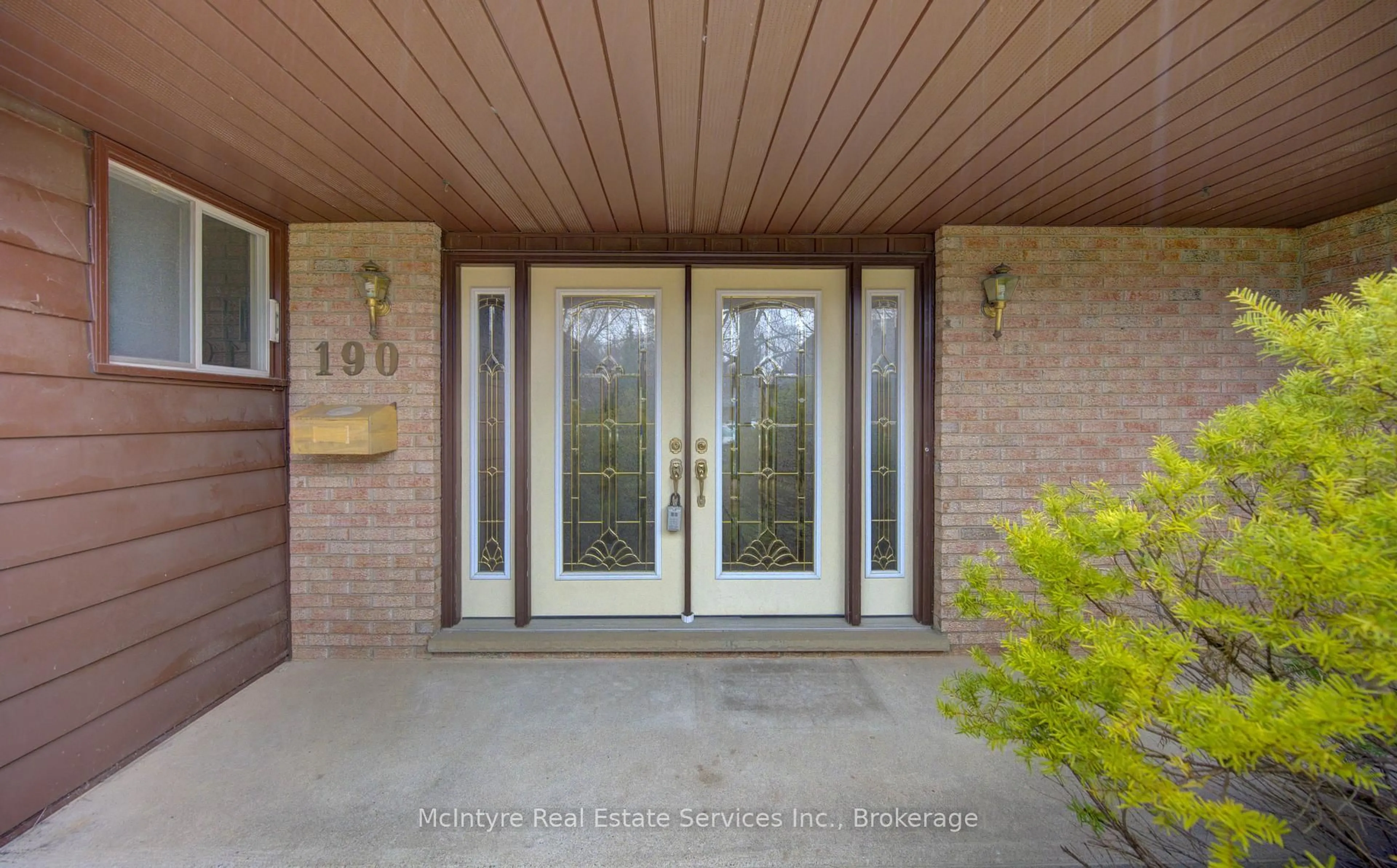 Indoor entryway for 190 Silvercrest Dr, Waterloo Ontario N2L 6B1