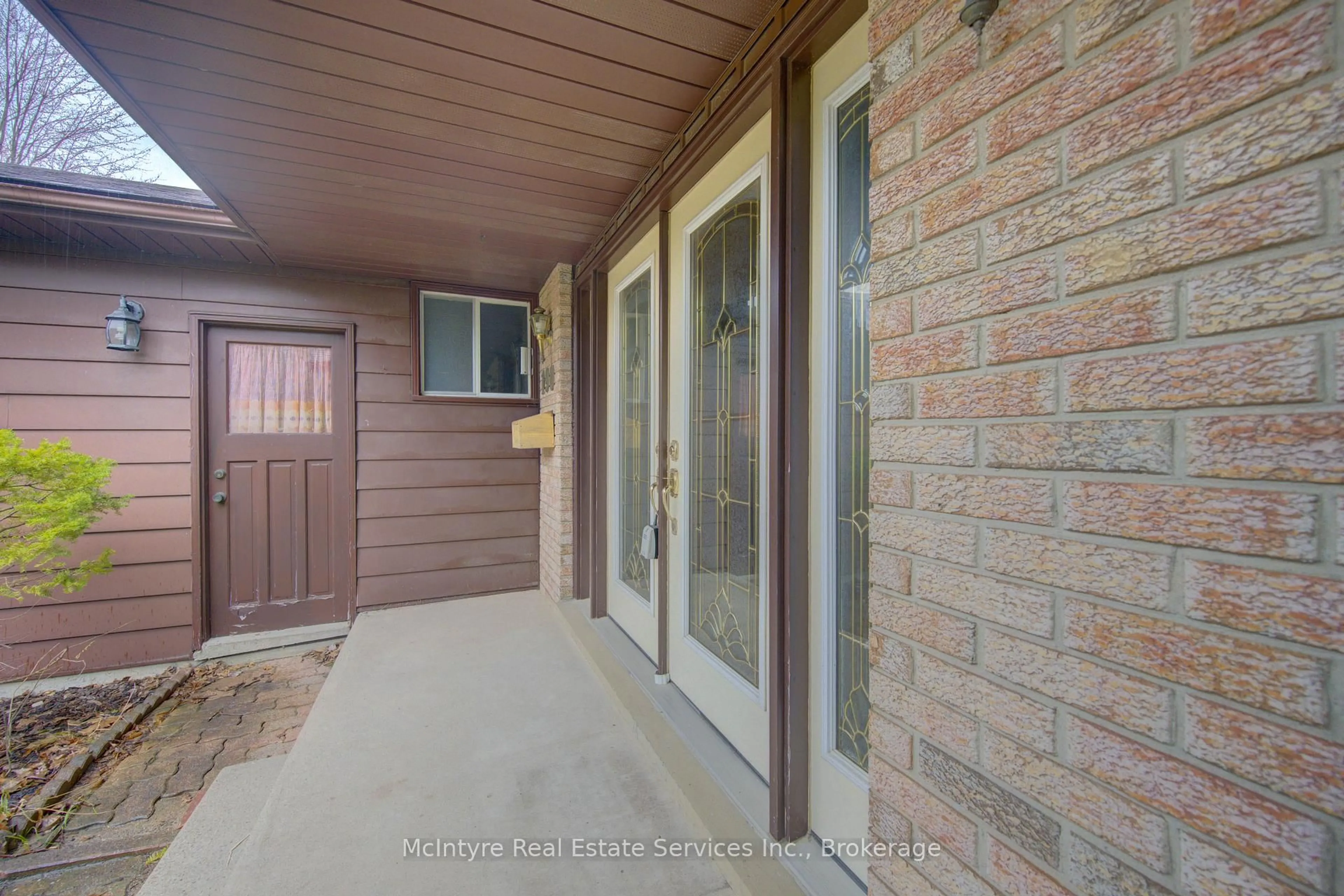 Indoor entryway for 190 Silvercrest Dr, Waterloo Ontario N2L 6B1