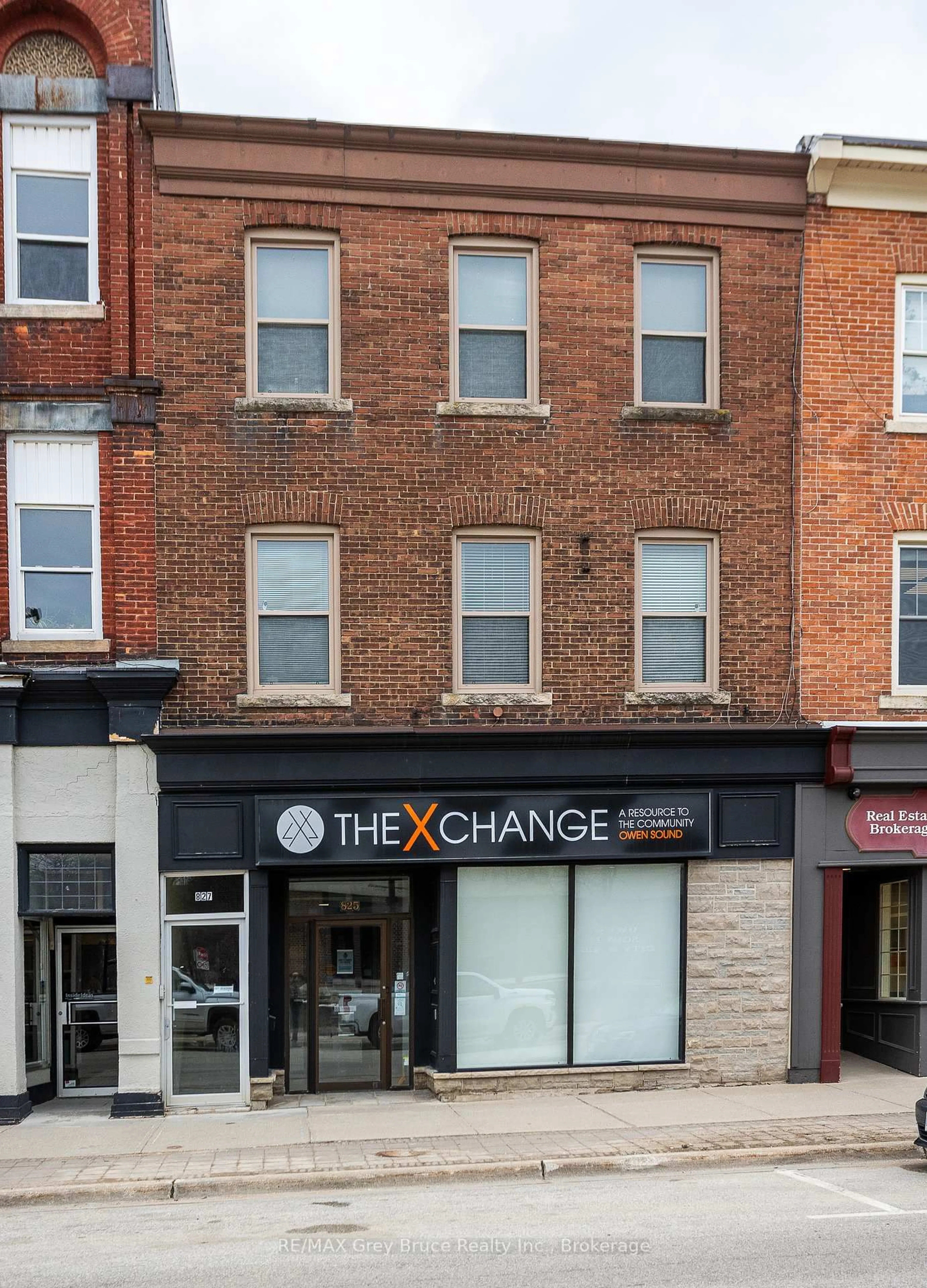 A pic from outside/outdoor area/front of a property/back of a property/a pic from drone, street for 827 2nd Ave, Owen Sound Ontario N4K 2H2