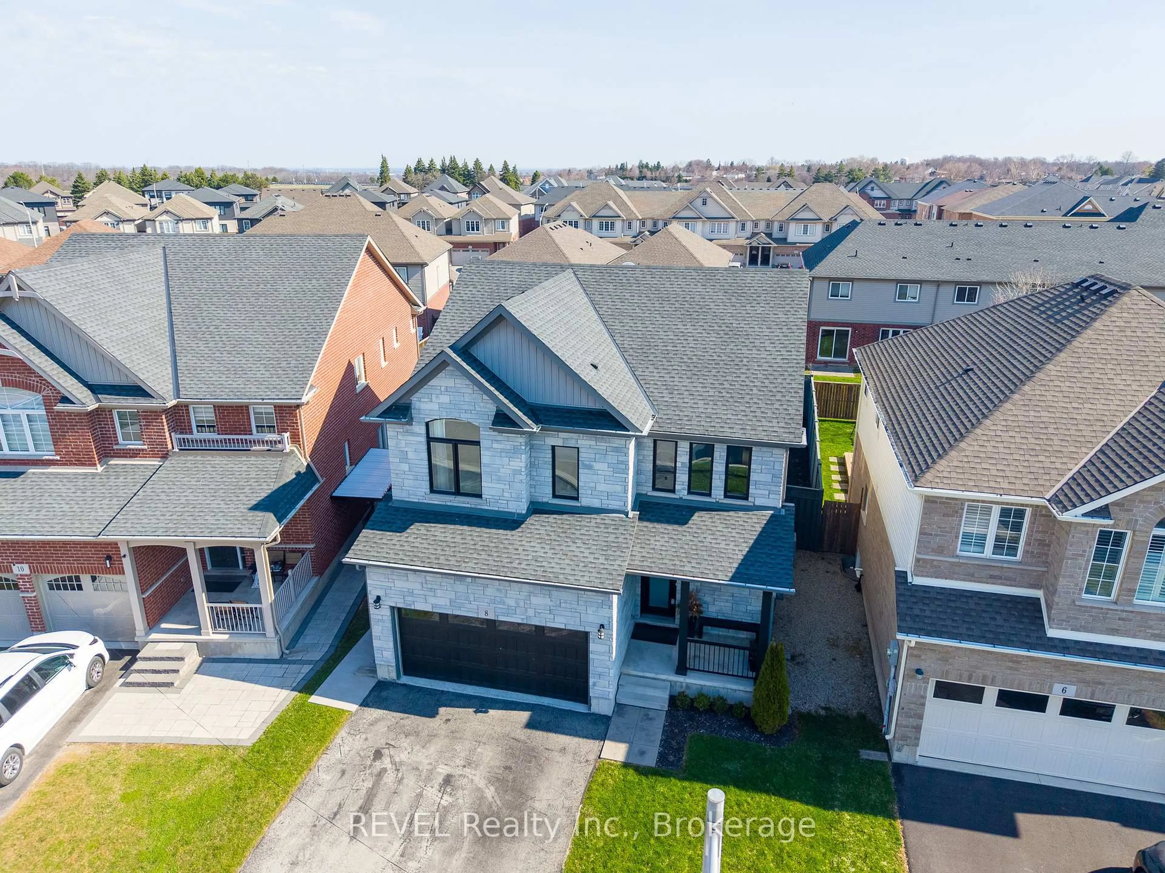 A pic from outside/outdoor area/front of a property/back of a property/a pic from drone, street for 8 Elderberry Rd, Thorold Ontario L2V 0E7