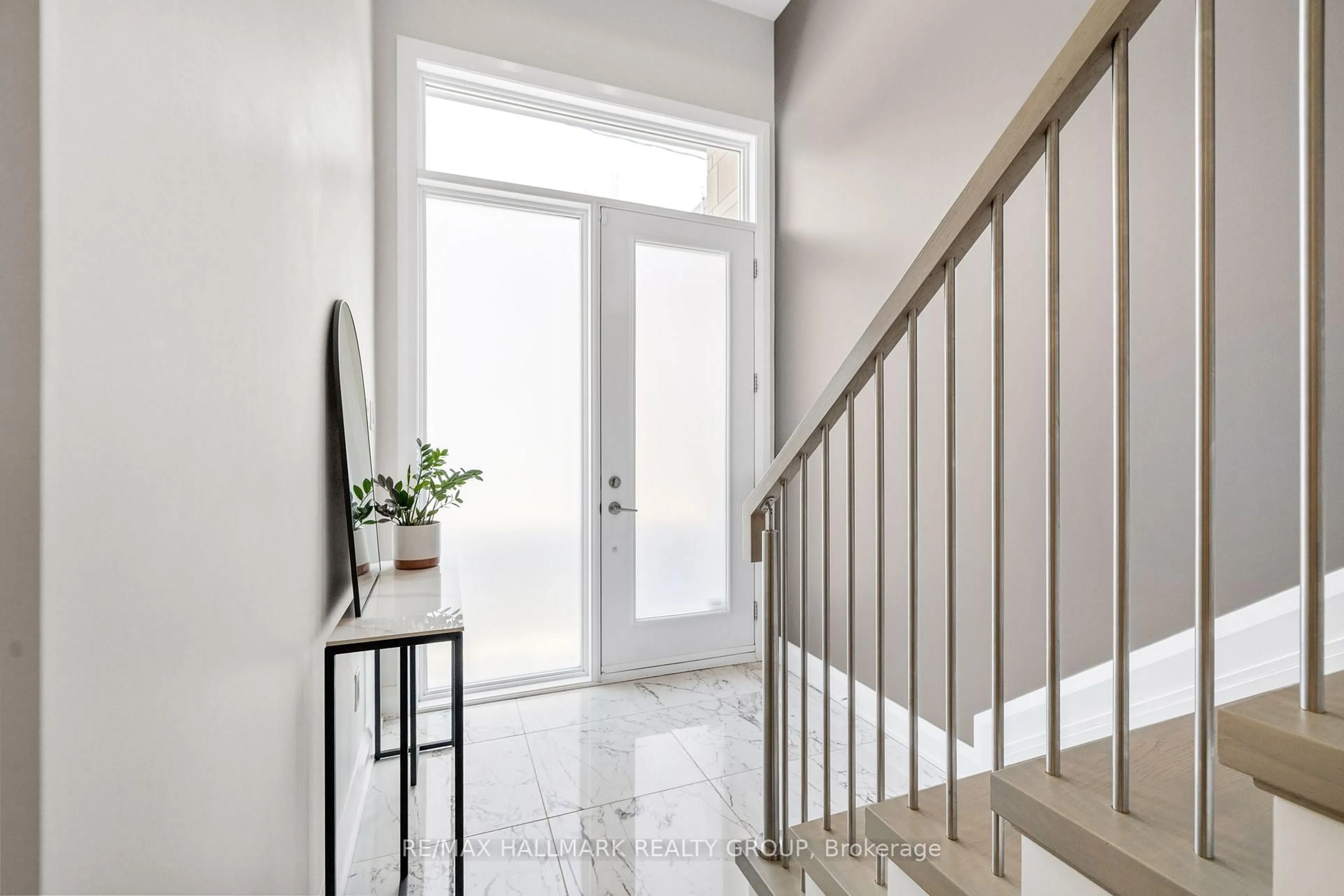 Indoor entryway for 101 Tay St, Ottawa Ontario K2A 2H1