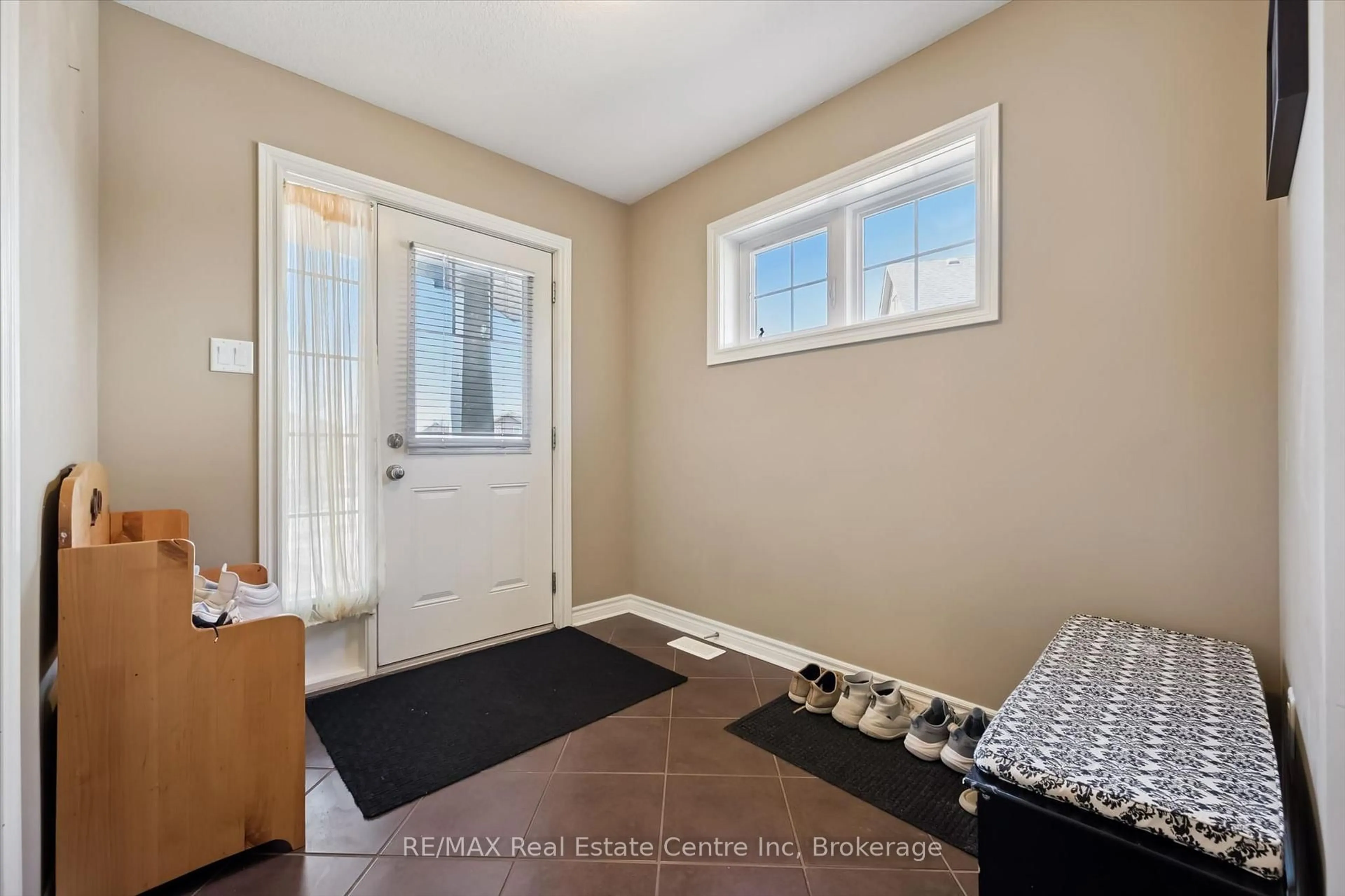 Indoor entryway for 71 Laughland Lane, Guelph Ontario N1L 0C6