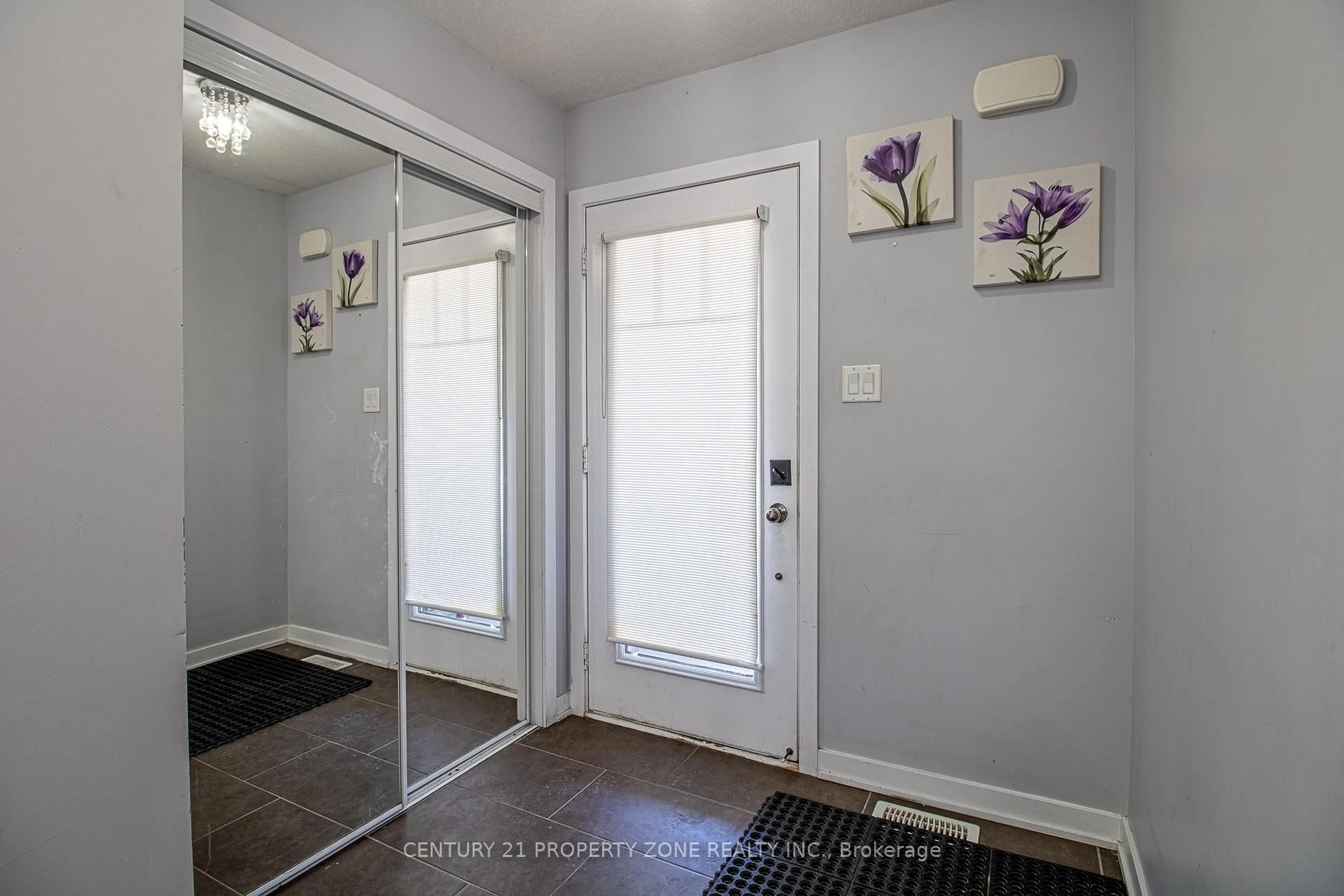 Indoor entryway for 144 Crafter Cres, Hamilton Ontario L8J 0H8