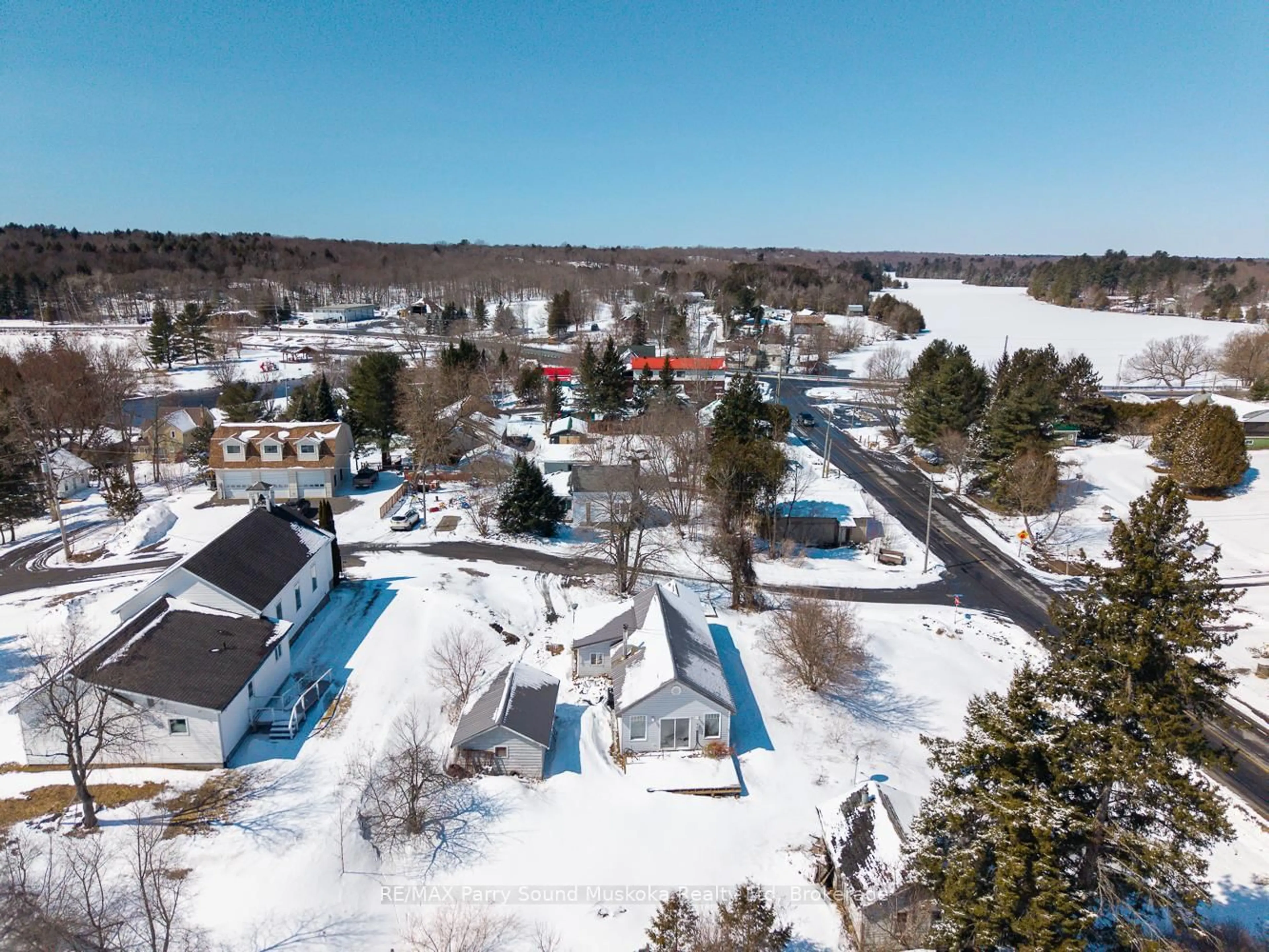 A pic from outside/outdoor area/front of a property/back of a property/a pic from drone, unknown for 2 Mary St, McKellar Ontario P0G 1C0