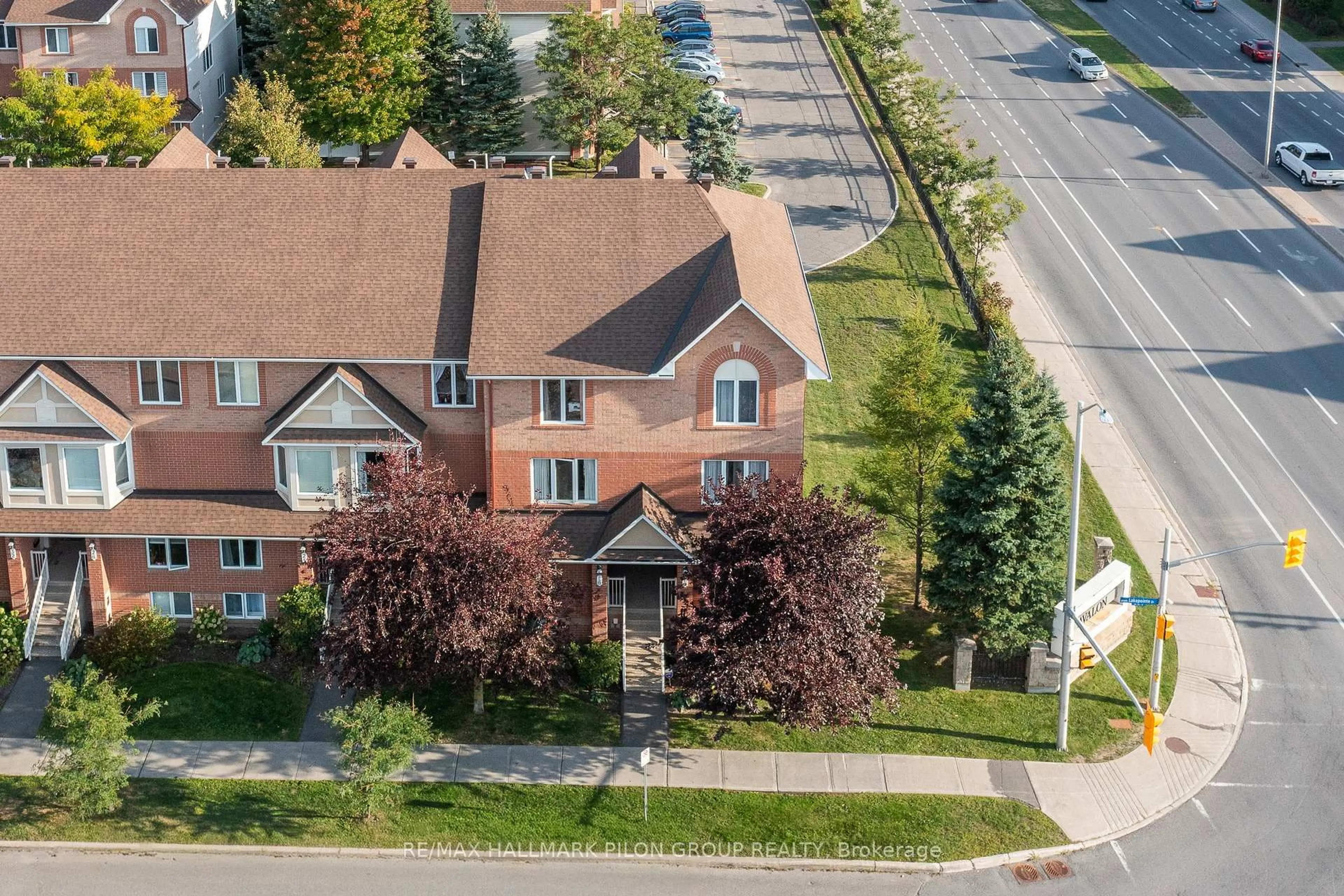 A pic from outside/outdoor area/front of a property/back of a property/a pic from drone, street for 10 Lakepointe Dr, Orleans Ontario K4A 5E3