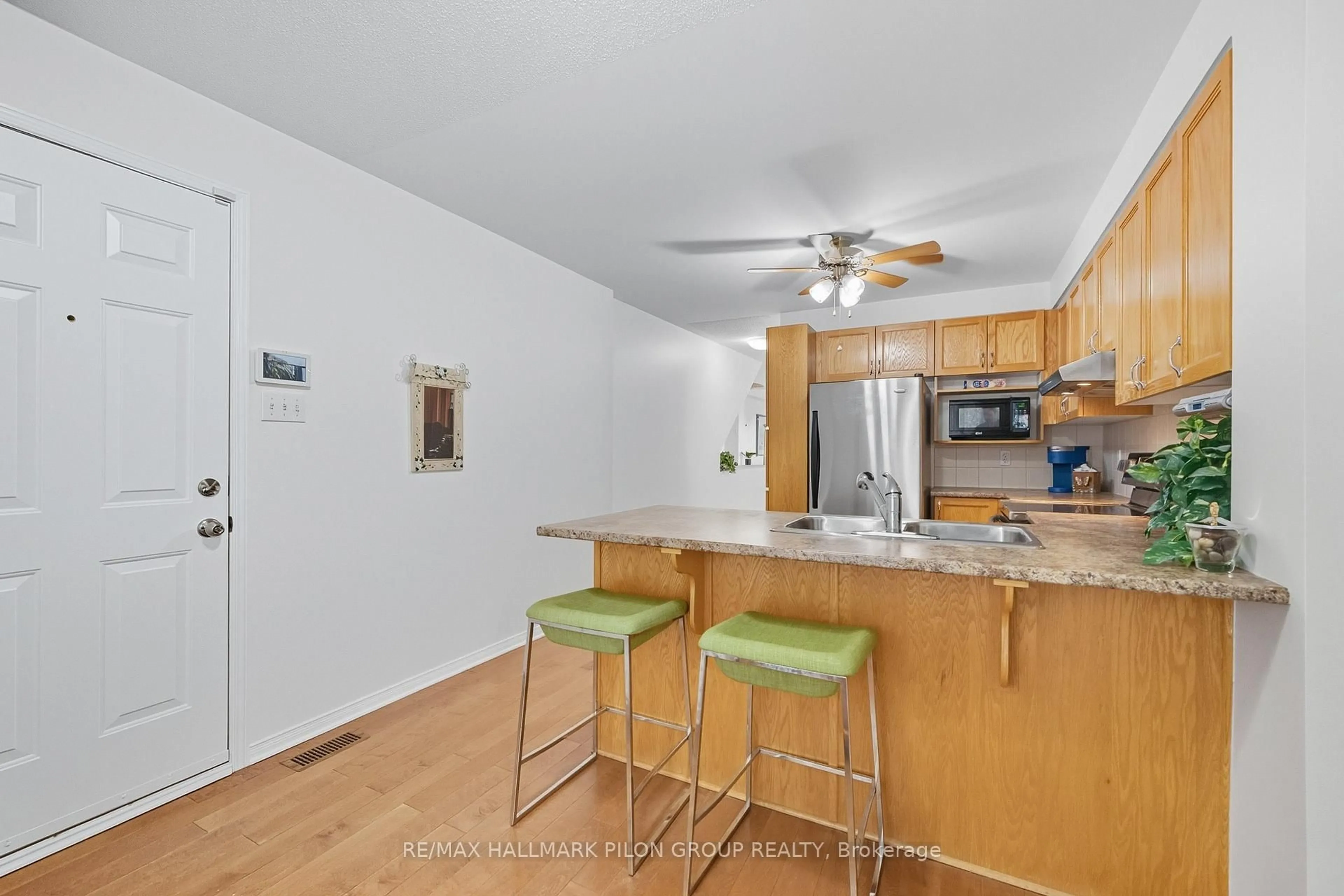 Standard kitchen, unknown for 10 Lakepointe Dr, Orleans Ontario K4A 5E3