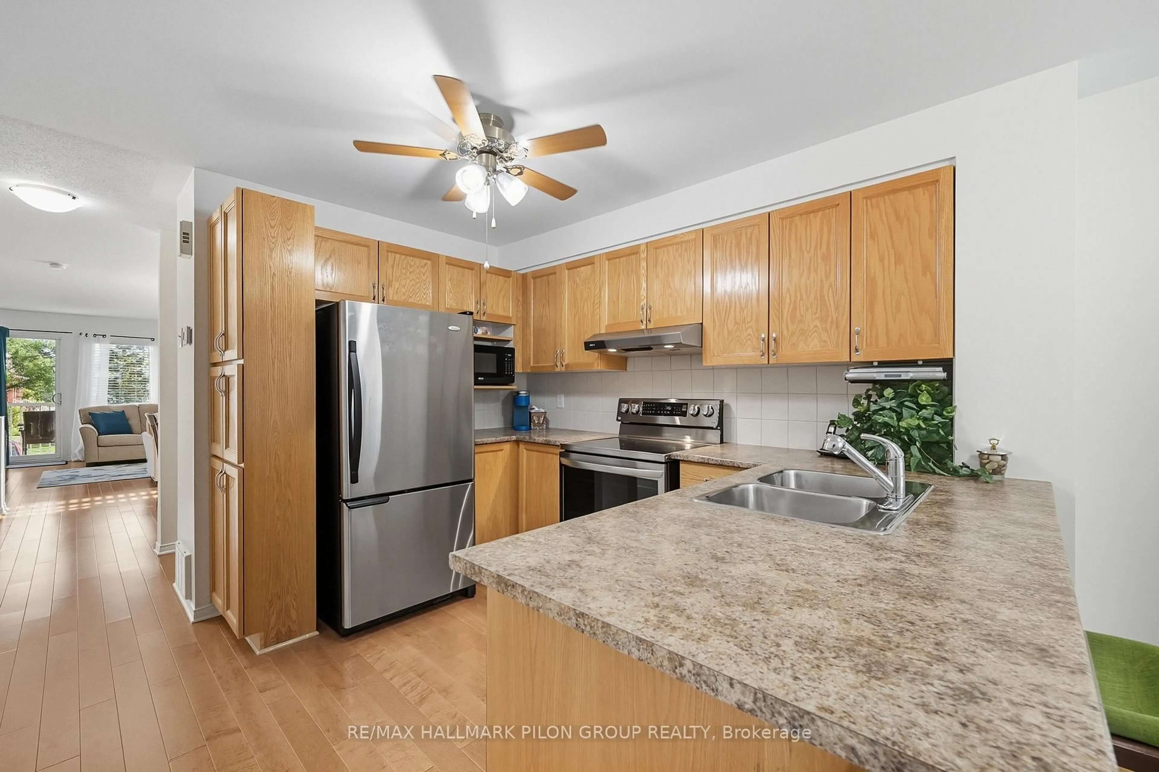 Standard kitchen, unknown for 10 Lakepointe Dr, Orleans Ontario K4A 5E3