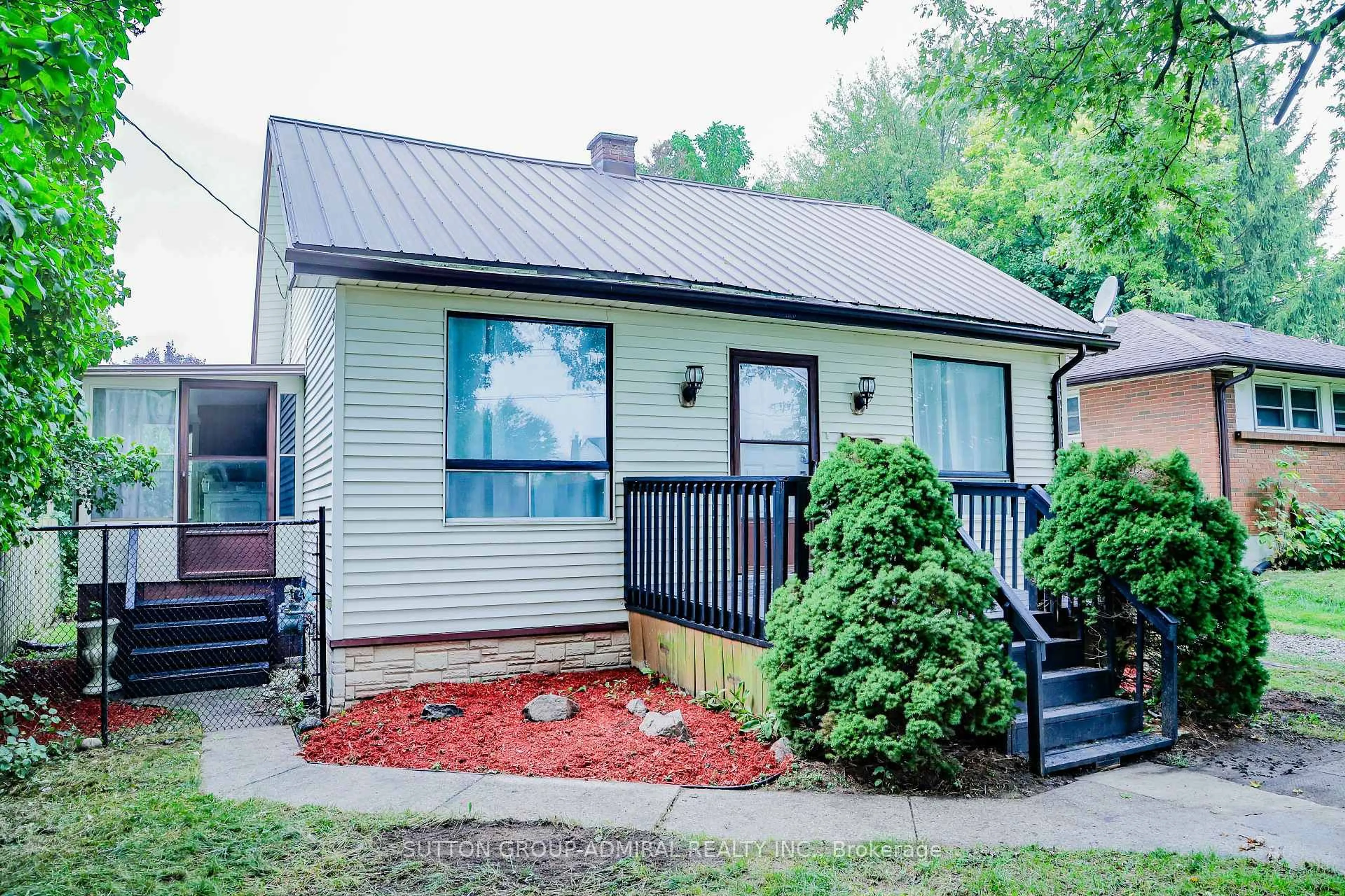 Home with vinyl exterior material, street for 383 Edmonton St, London East Ontario N5W 4Y6