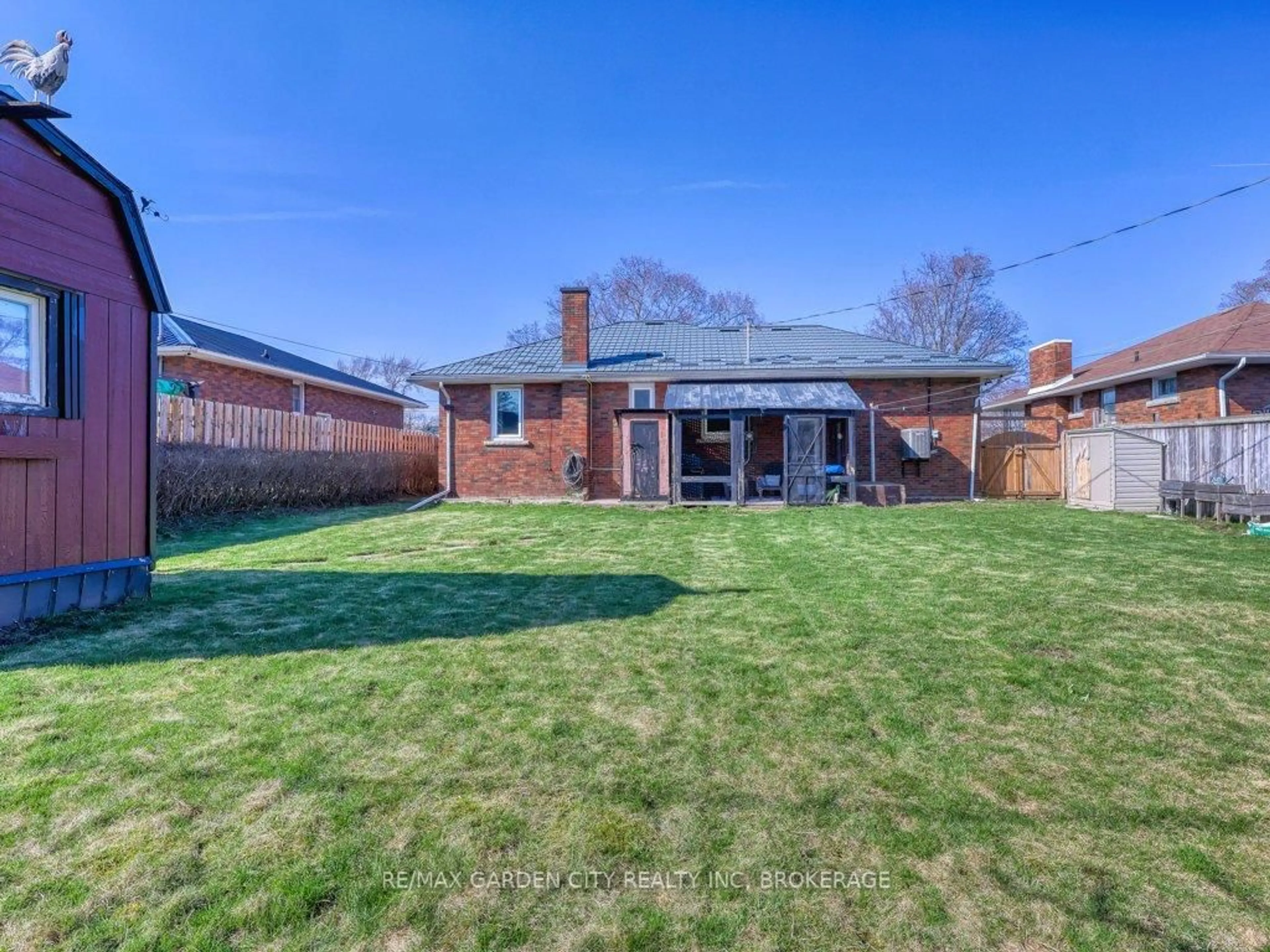 A pic from outside/outdoor area/front of a property/back of a property/a pic from drone, street for 52 CARTER St, Port Colborne Ontario L3K 3J6