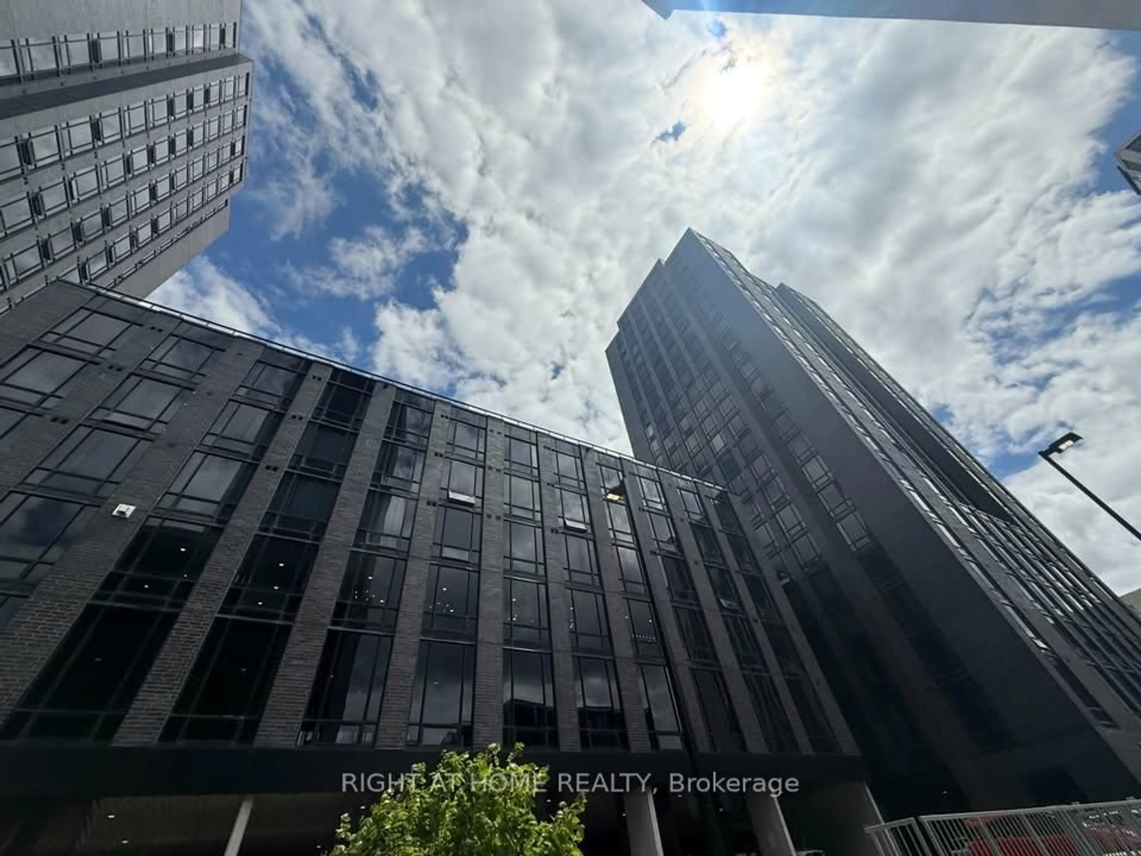 Blurry image for 145 Columbia St #925, Waterloo Ontario N2L 0K7