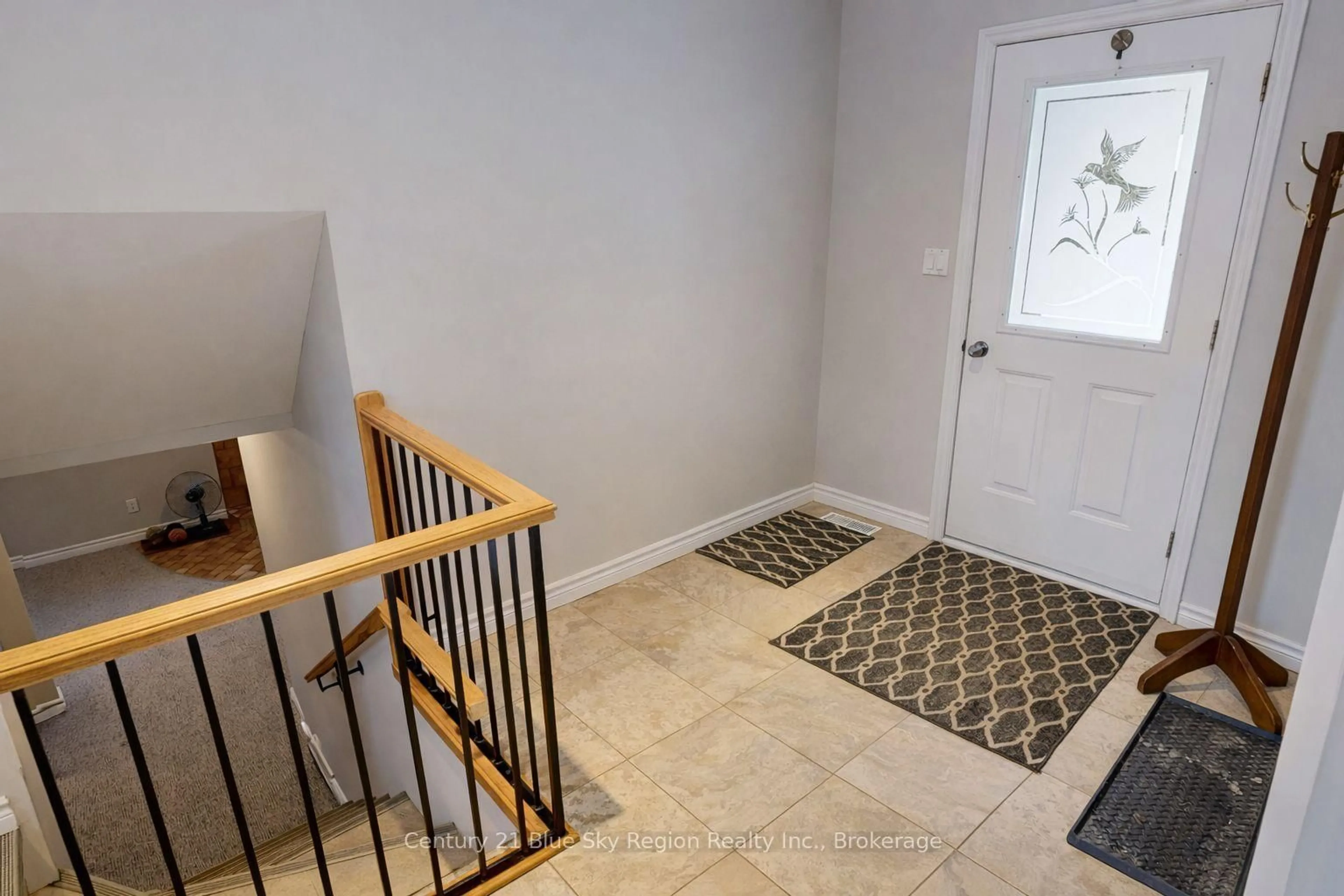 Indoor entryway for 36 Nichols St, Callander Ontario P0H 1H0