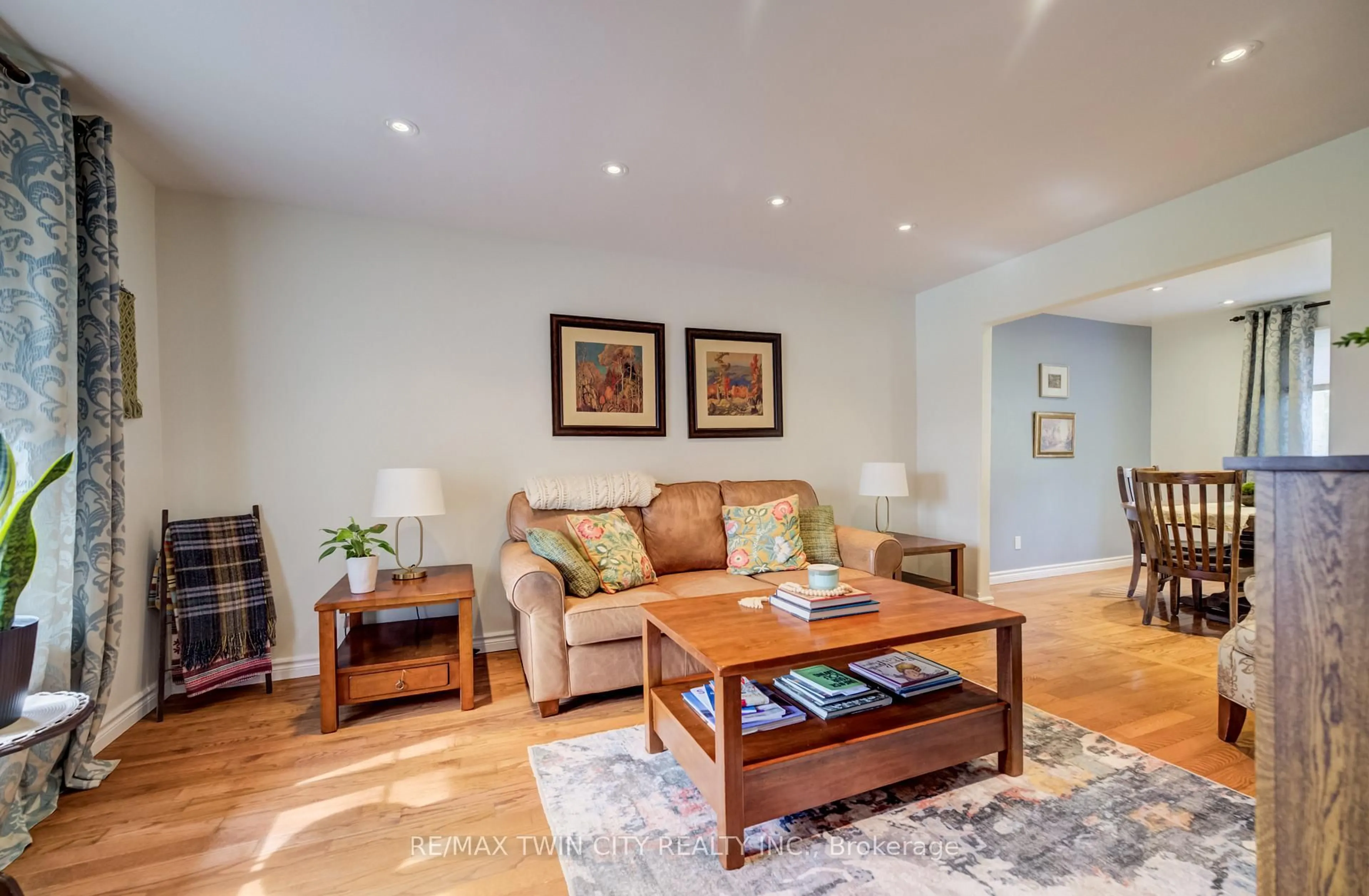 Living room with furniture, wood/laminate floor for 150 Bayne Cres, Cambridge Ontario N1T 1K4