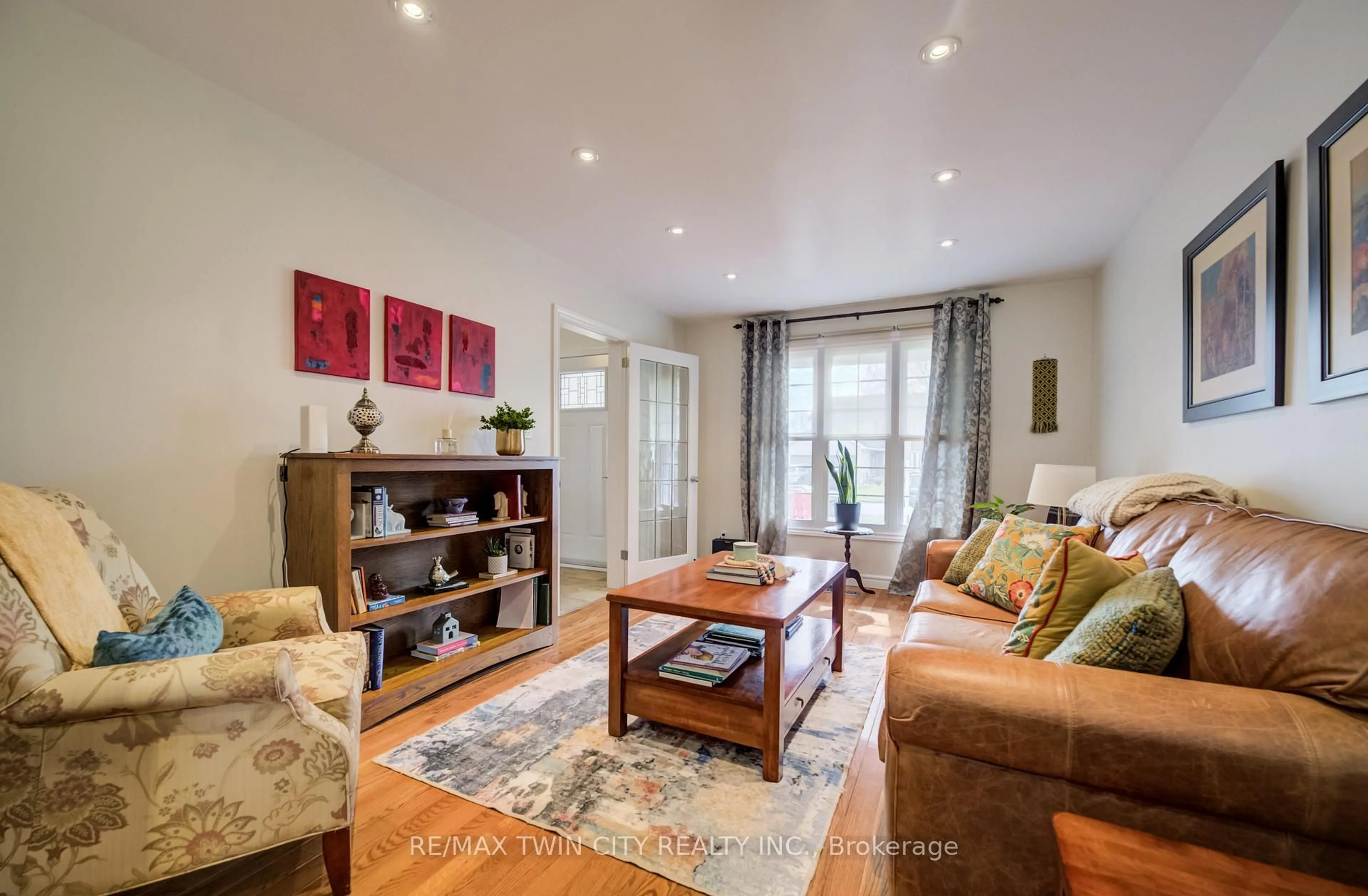 Living room with furniture, wood/laminate floor for 150 Bayne Cres, Cambridge Ontario N1T 1K4