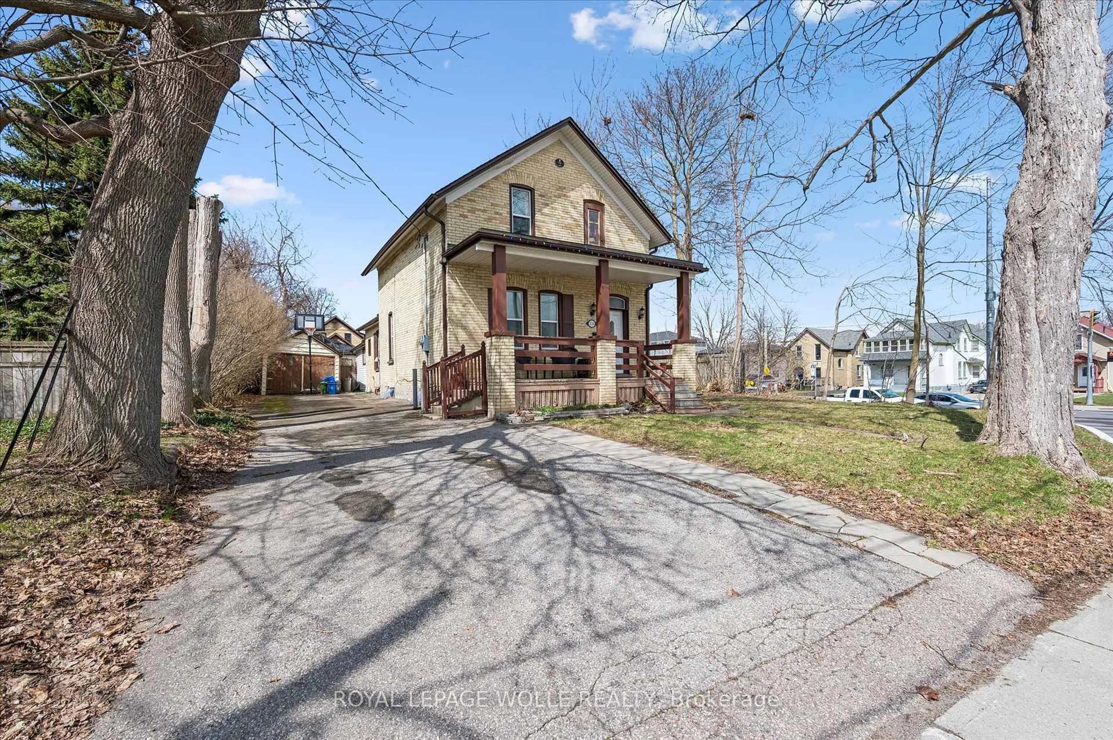 A pic from outside/outdoor area/front of a property/back of a property/a pic from drone, street for 156 Wellington St, Kitchener Ontario N2H 5K1