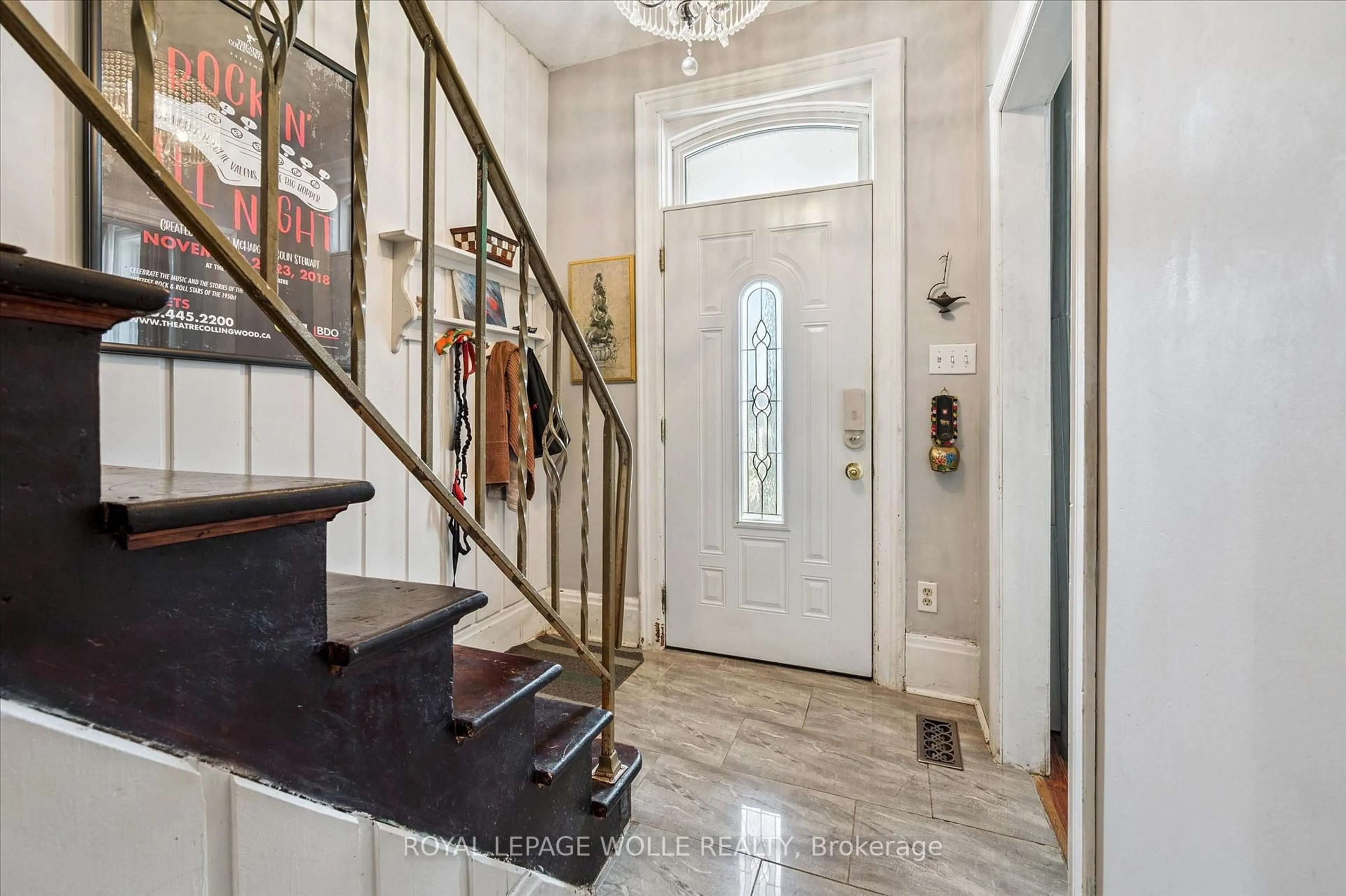 Indoor entryway for 156 Wellington St, Kitchener Ontario N2H 5K1