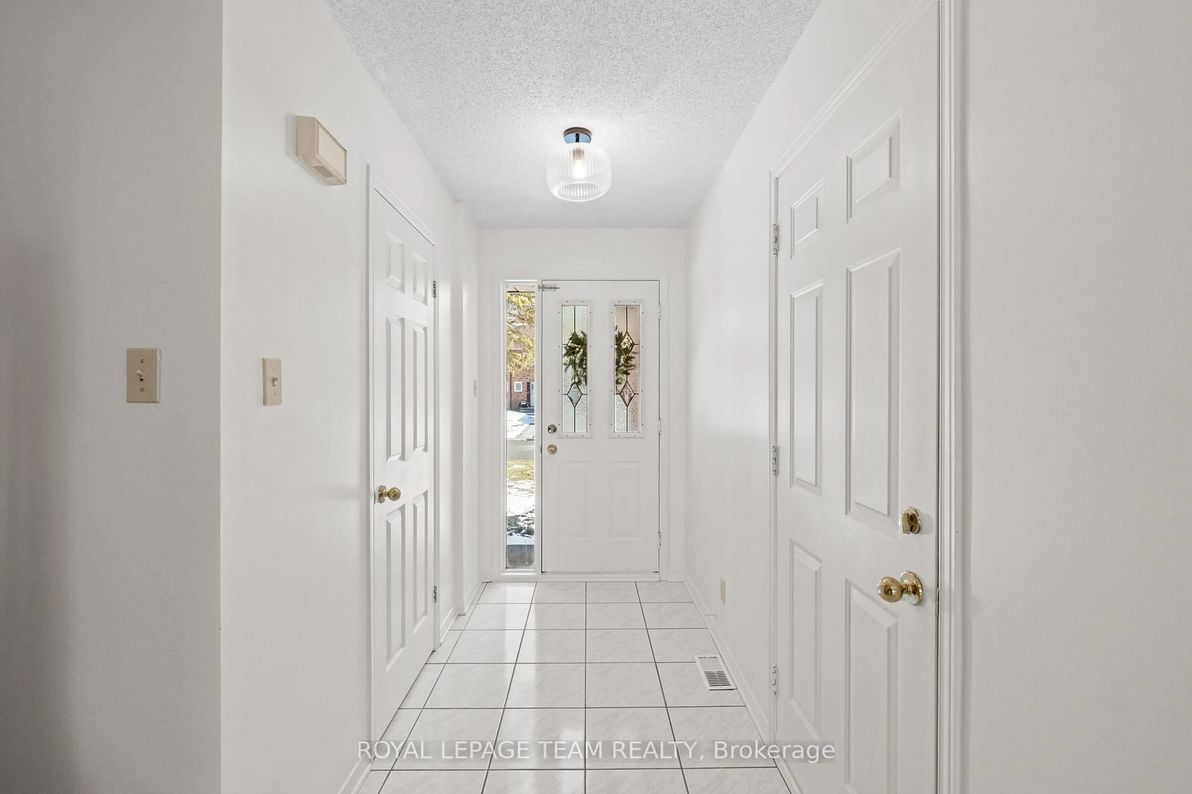 Indoor entryway for 71 Furlong Cres, Ottawa Ontario K2M 2H9